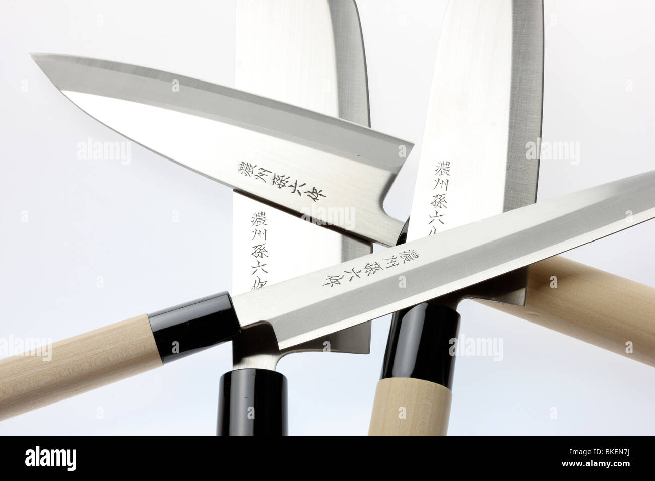 Set di coltelli, manico in legno, Giappone carattere grafico. Foto Stock