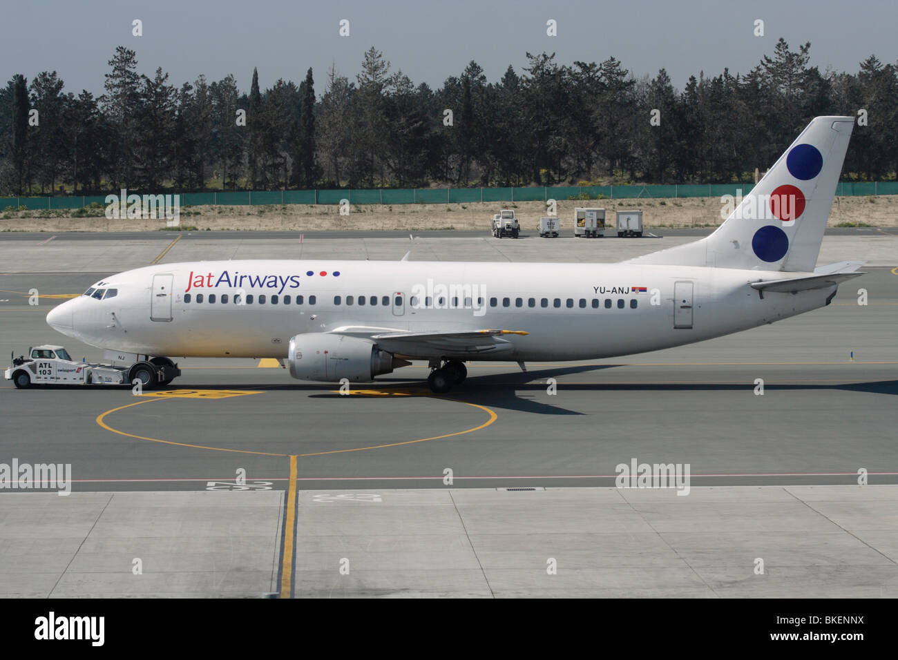 Jat Airways Boeing 737-300 subito dopo la spinta indietro Foto Stock