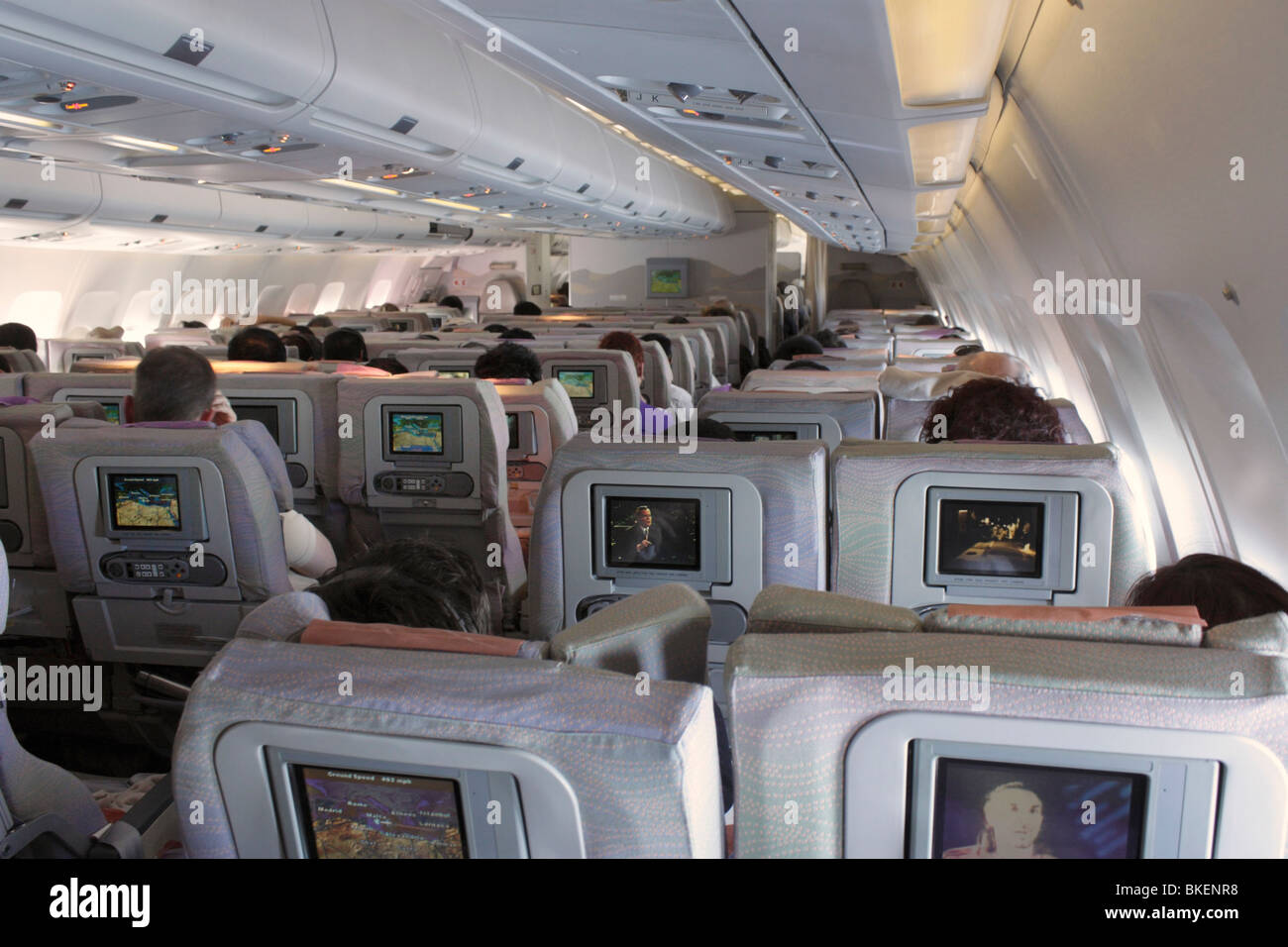 Viaggi aerei e turismo. Posti a sedere di classe economica in un aereo di linea a lunga percorrenza. Vista interna dell'abitacolo. Foto Stock