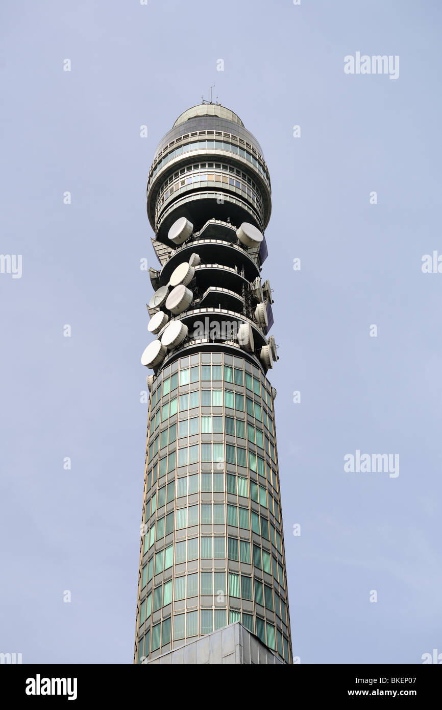 La BT Tower (precedentemente noto come Post Office Tower e torre Telecom) uno dei più famosi e ben noti punti di riferimento di Londra Foto Stock