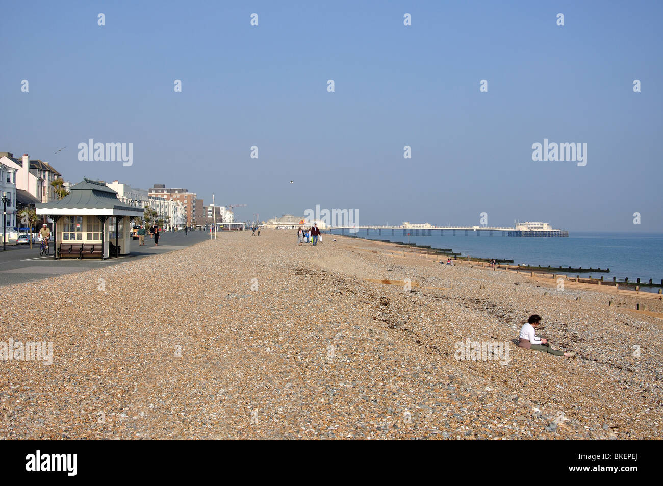 La spiaggia e il molo, Worthing, West Sussex, in Inghilterra, Regno Unito Foto Stock