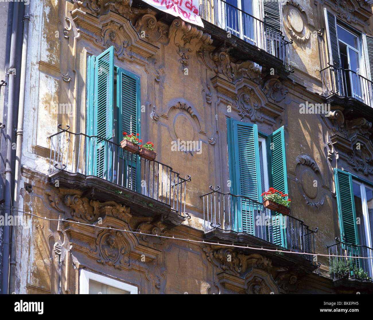 Facciata decorativa e balconi, Quartiere Spagnoli, Napoli, campania, Italy Foto Stock