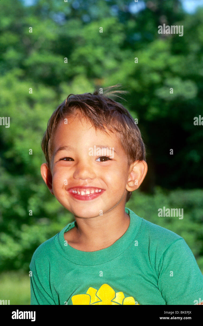 Felice Afghan-American ragazzo con enorme sorriso a un giorno di estate Foto Stock