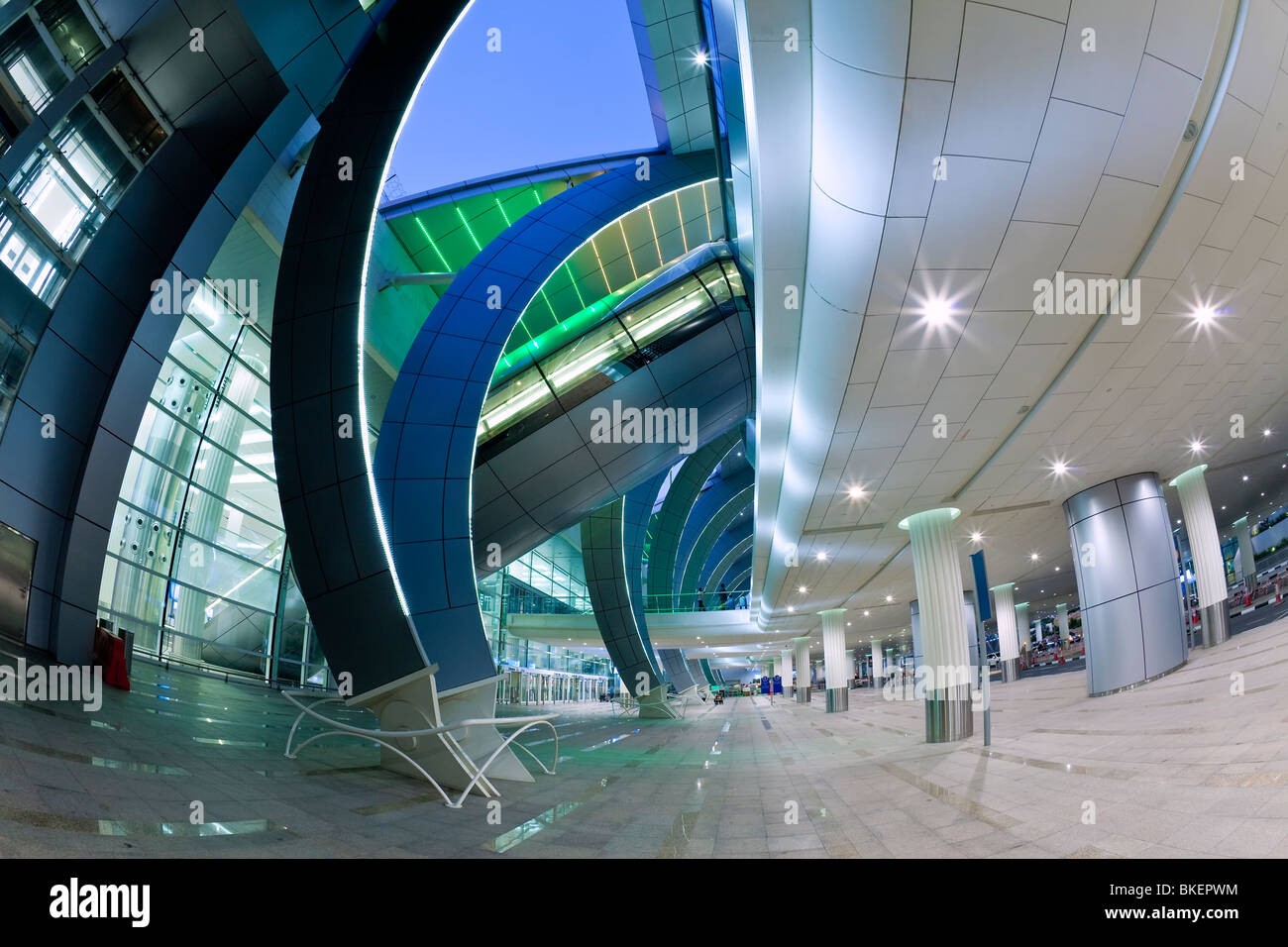 Elegante e moderna architettura del 2010 ha aperto il terminale 3 dell'Aeroporto Internazionale di Dubai, Dubai, Emirati Arabi Uniti, Emirati Arabi Uniti Foto Stock