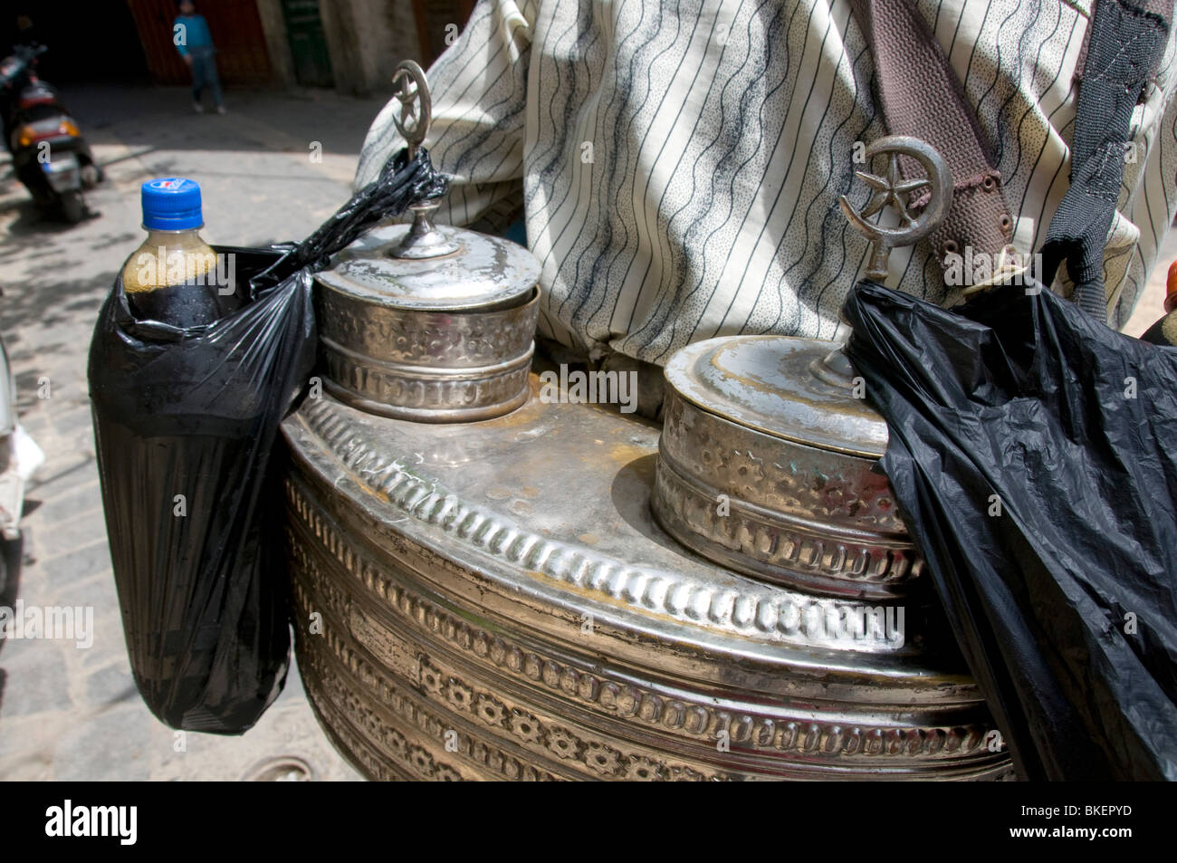Commerciante vendita del caffè nel Souk di Tripoli, Libano Foto Stock