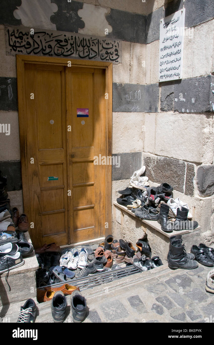 Scarpe durante il momento di preghiera in una moschea di Tripoli, Libano Foto Stock