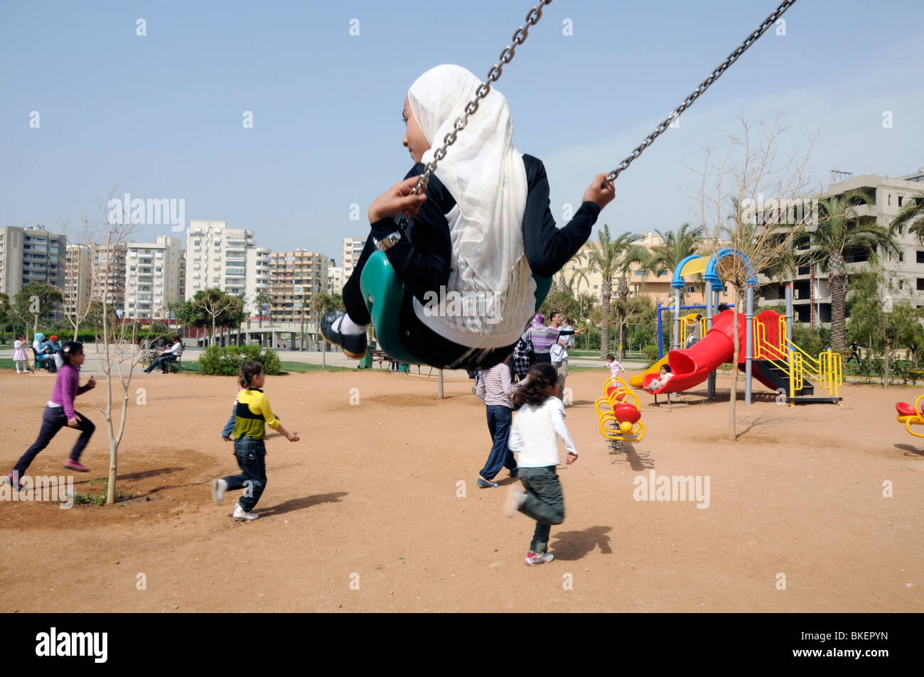 I bambini e i genitori a giocare in un parco a Tripoli in Libano Foto Stock
