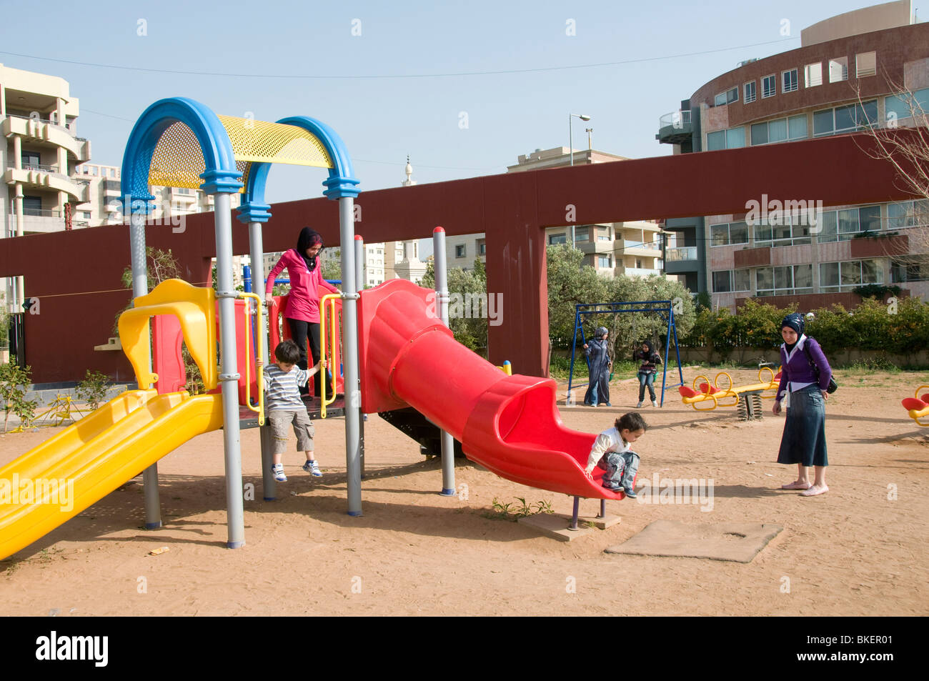 I bambini e i genitori a giocare in un parco a Tripoli in Libano Foto Stock