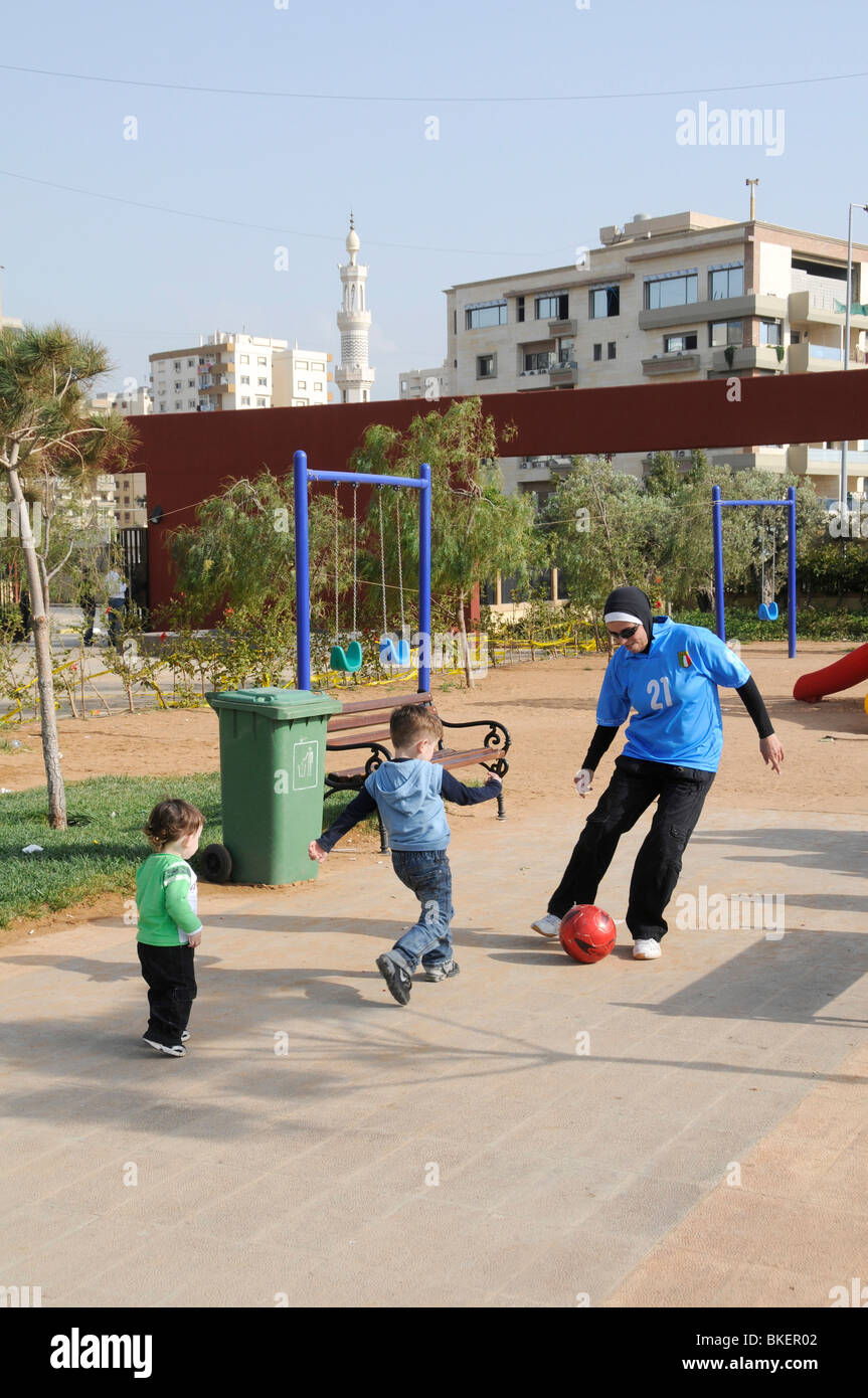 I bambini e i genitori a giocare in un parco a Tripoli in Libano Foto Stock