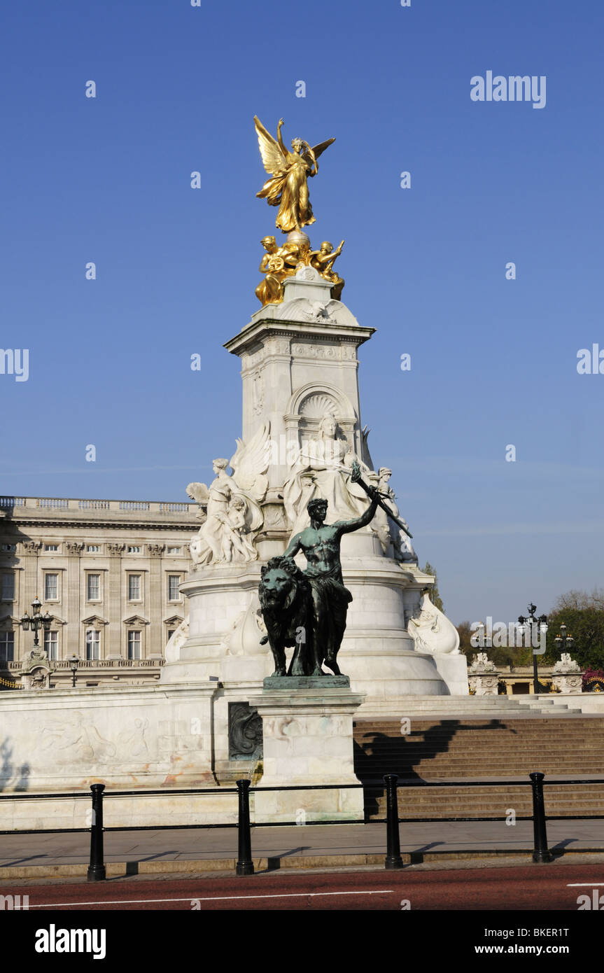 La regina Victoria monumento fuori Buckingham Palace, London, England, Regno Unito Foto Stock