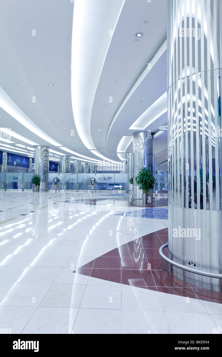 Il moderno Terminal 3 di Emirates, l'Aeroporto Internazionale di Dubai, Dubai, Emirati Arabi Uniti, Emirati arabi uniti Foto Stock
