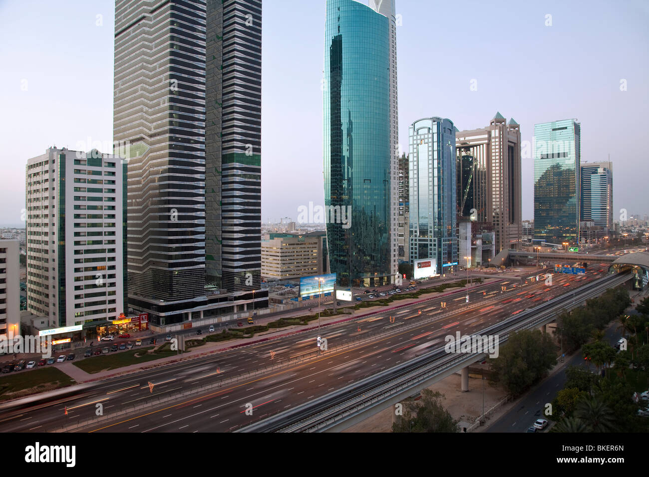 Vista in elevazione oltre i moderni grattacieli lungo la Sheikh Zayed Road guardando verso il Burj Kalifa, Dubai, Emirati Arabi Uniti Foto Stock