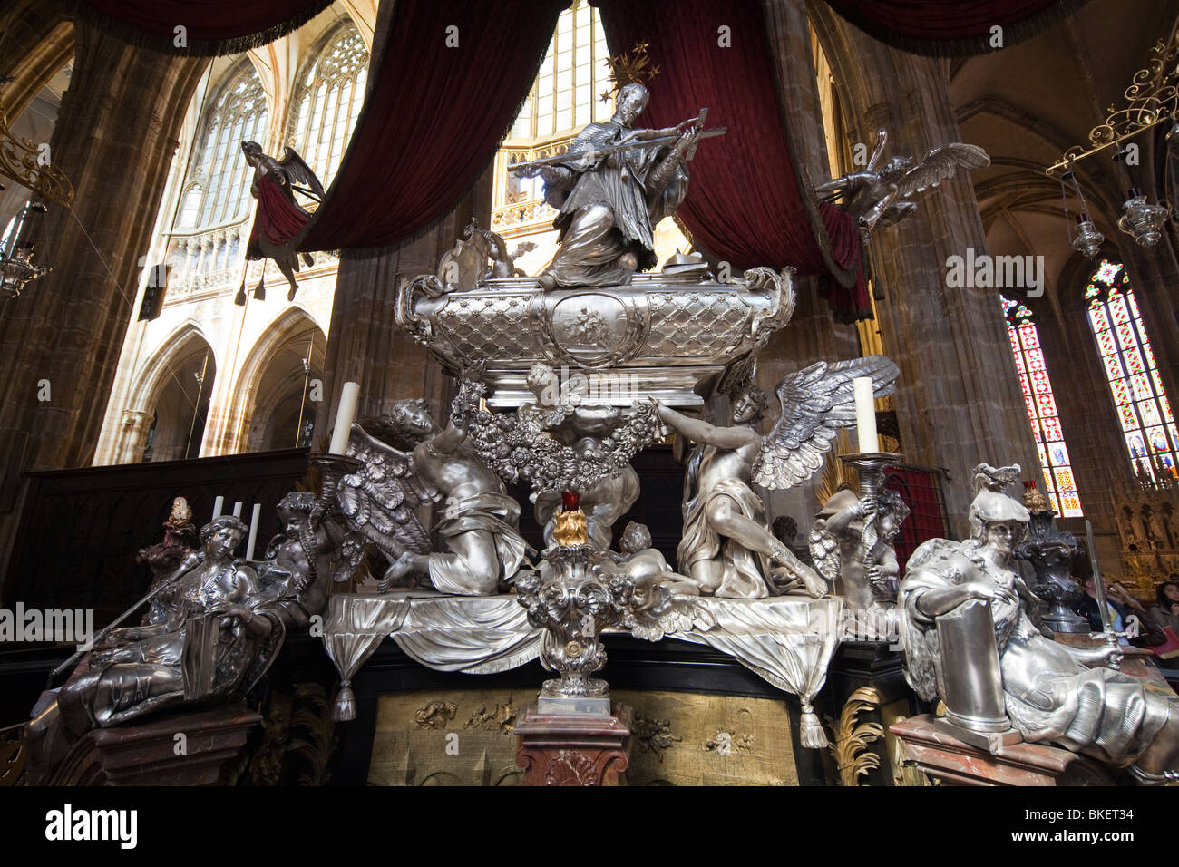 La tomba di san Giovanni Nepomuceno, San Vito la cattedrale e il castello di Praga, Praga, Repubblica Ceca Foto Stock