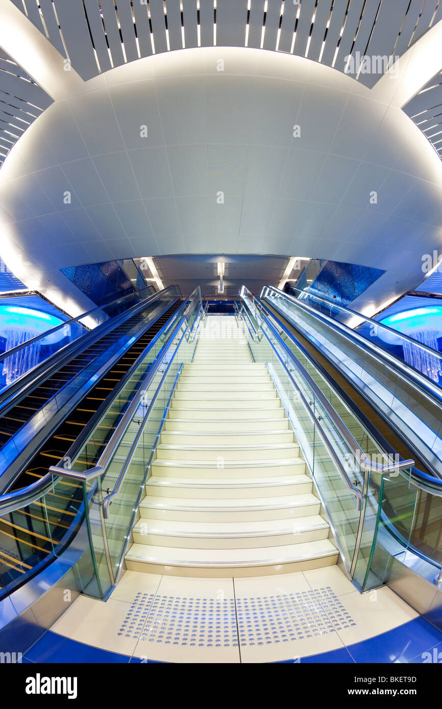 Dubai La stazione Metro, interni dal design moderno, aperto nel 2010, Dubai, Emirati Arabi Uniti, Emirati Arabi Uniti Foto Stock