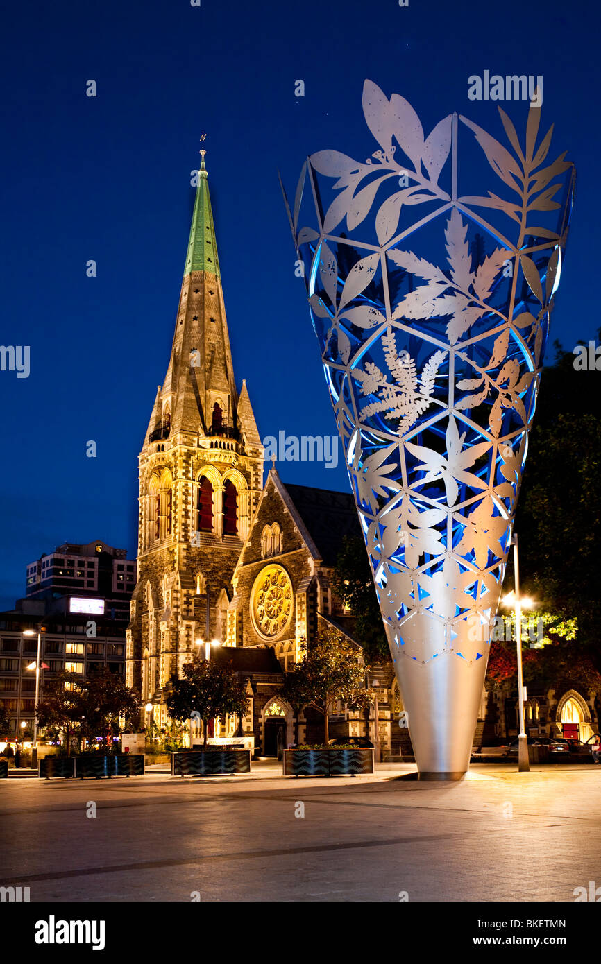 La cattedrale di Christchurch e calice scultura di notte, la piazza della cattedrale, Christchurch, Canterbury, Isola del Sud, Nuova Zelanda Foto Stock