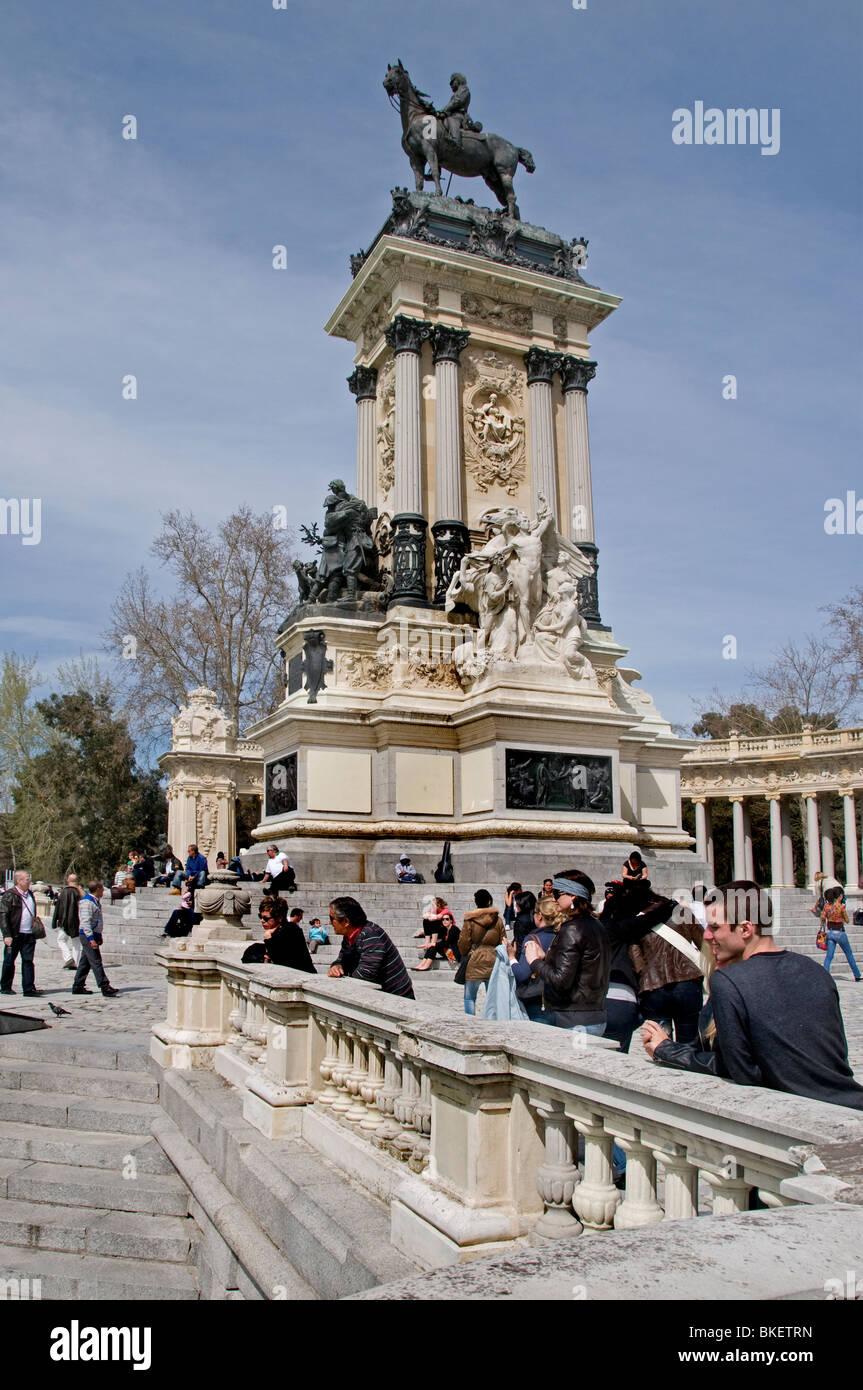 Pargue parco del Retiro Madrid Alfonso XII monumento cittadino spagnolo in Spagna Foto Stock