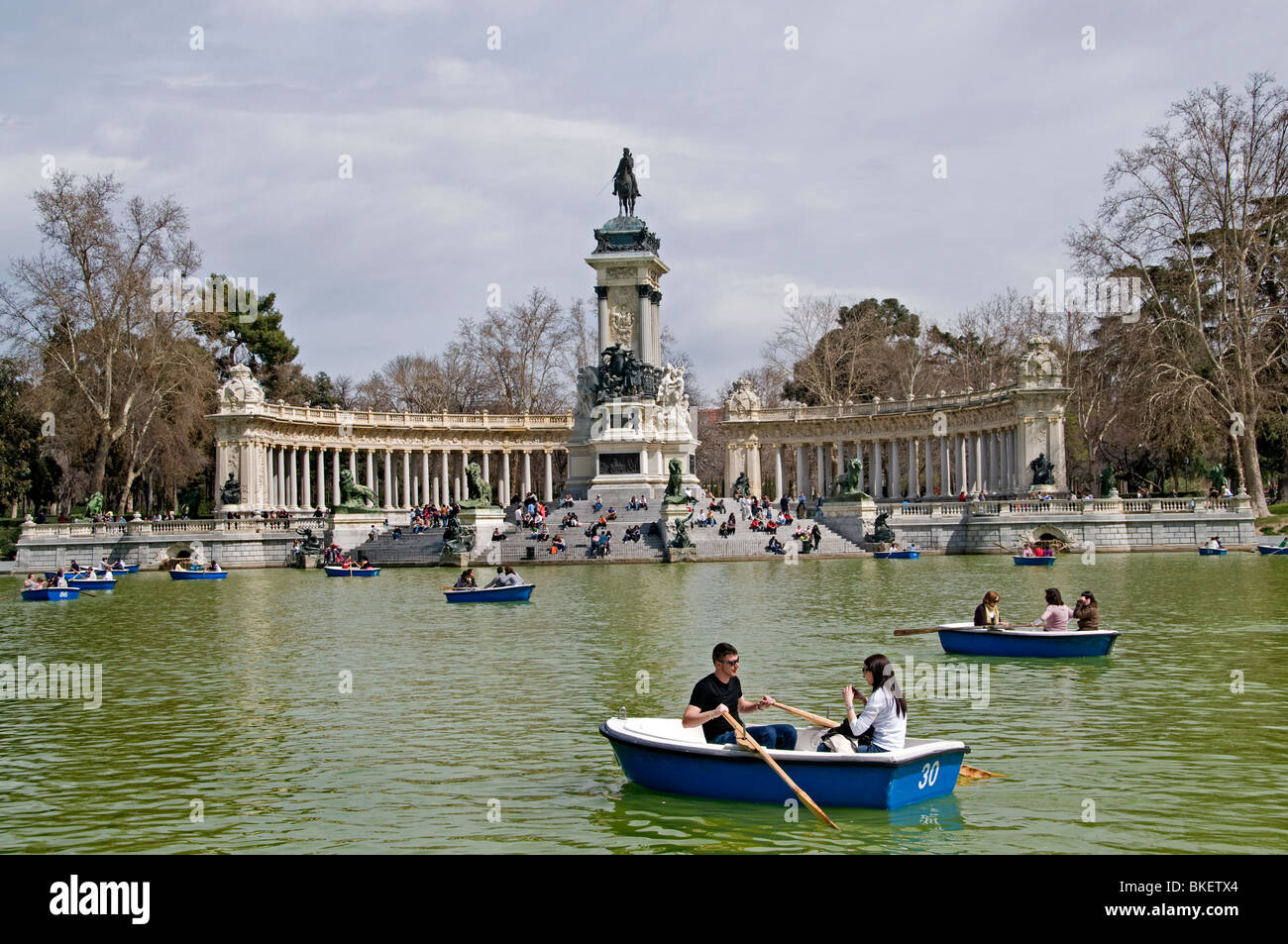 Pargue parco del Retiro Madrid Alfonso XII monumento cittadino spagnolo in Spagna Foto Stock