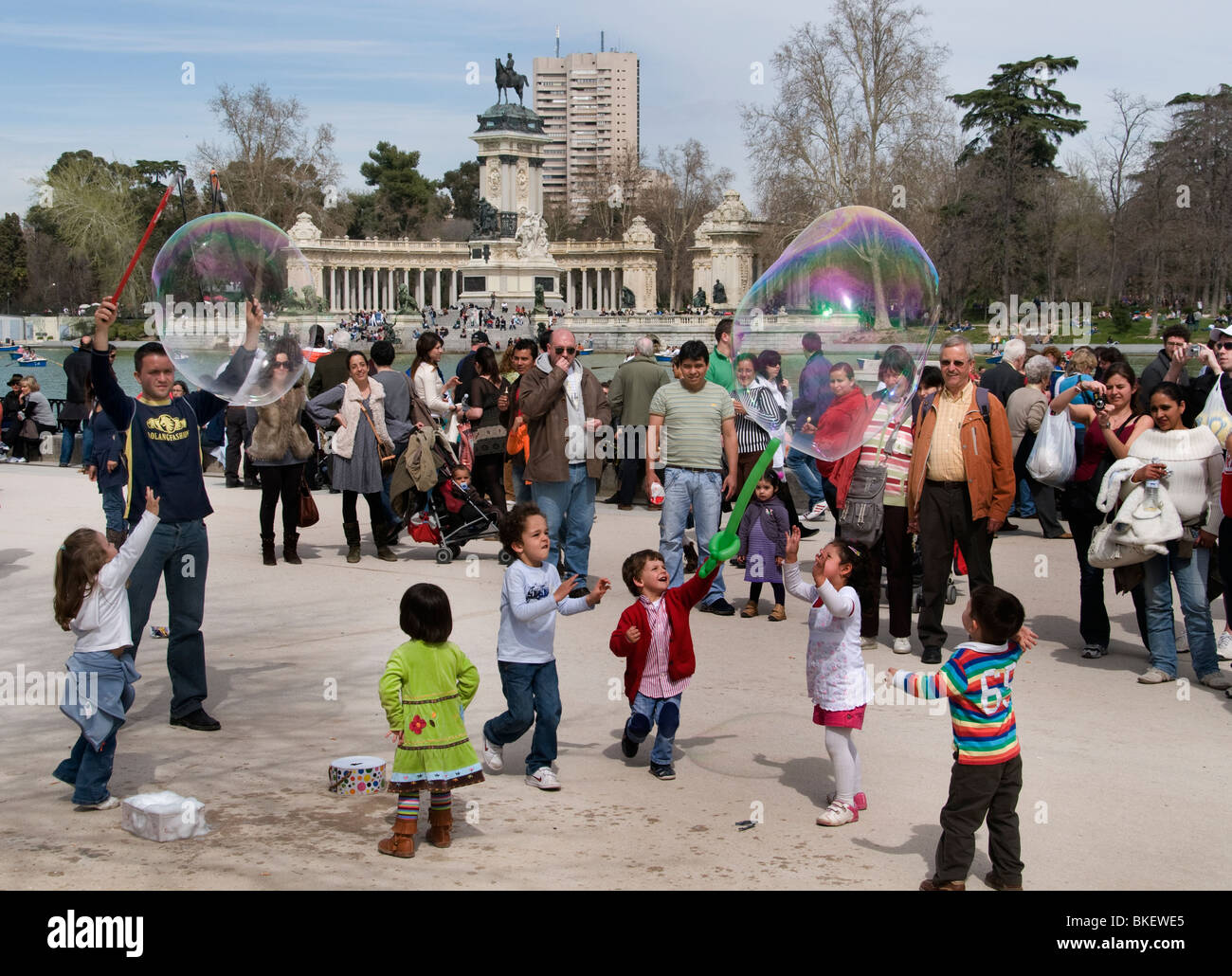 Pargue parco del Retiro di Madrid bolla di sapone Bambini Ragazzi Ragazze divertente Foto Stock