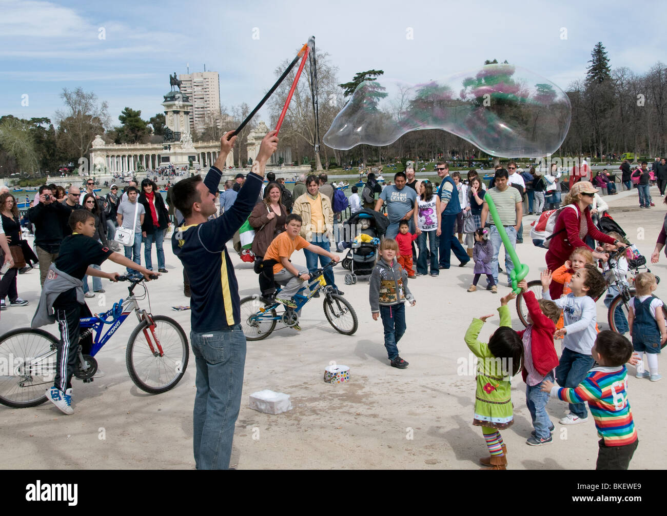Pargue parco del Retiro di Madrid bolla di sapone Bambini Ragazzi Ragazze divertente Foto Stock