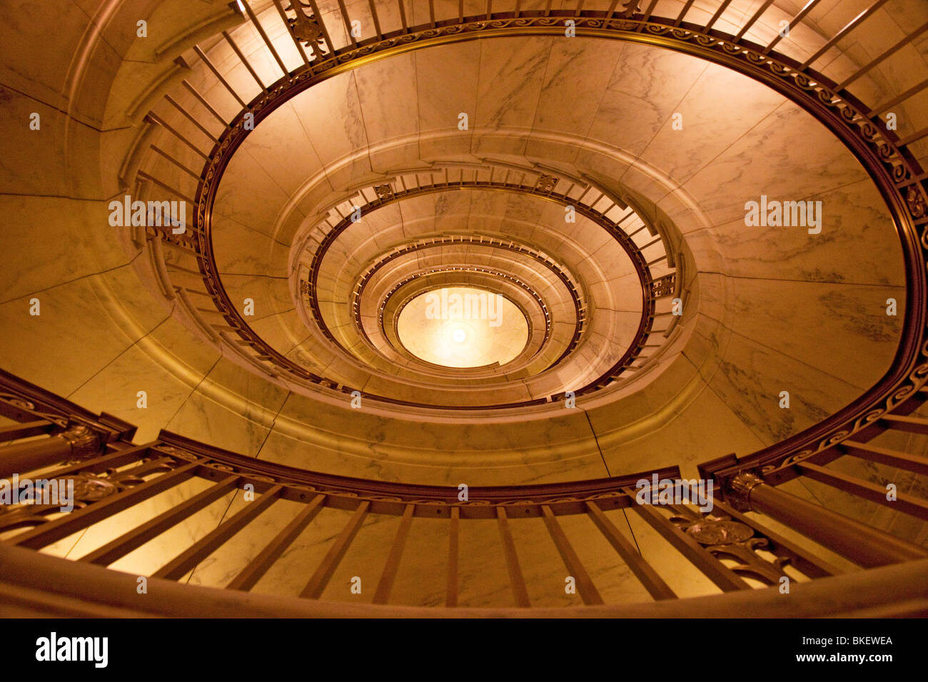 Scala ovale all'interno dell'edificio della Corte Suprema degli Stati Uniti, Washington, DC Foto Stock