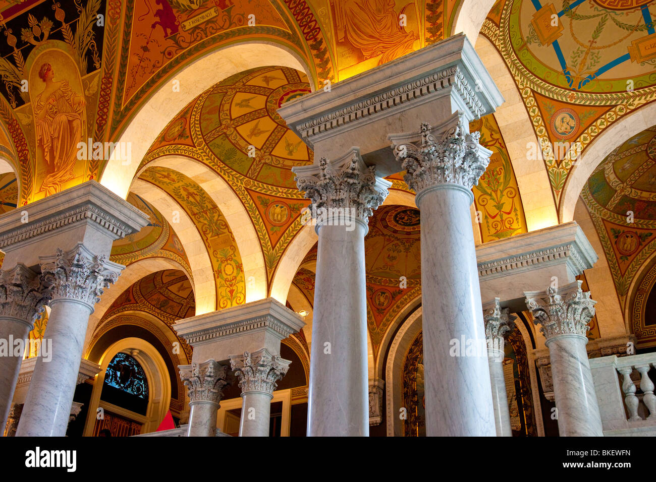 Colonne e soffitto dettaglio interno del Jefferson edificio della Biblioteca del Congresso a Washington DC USA Foto Stock