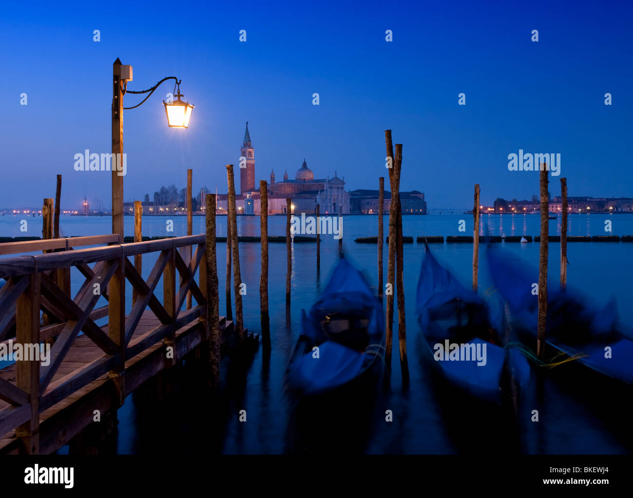 Gondola ormeggi di notte prima di alba accanto al Canal Grande fino a Piazza San Marco a Venezia Italia Foto Stock