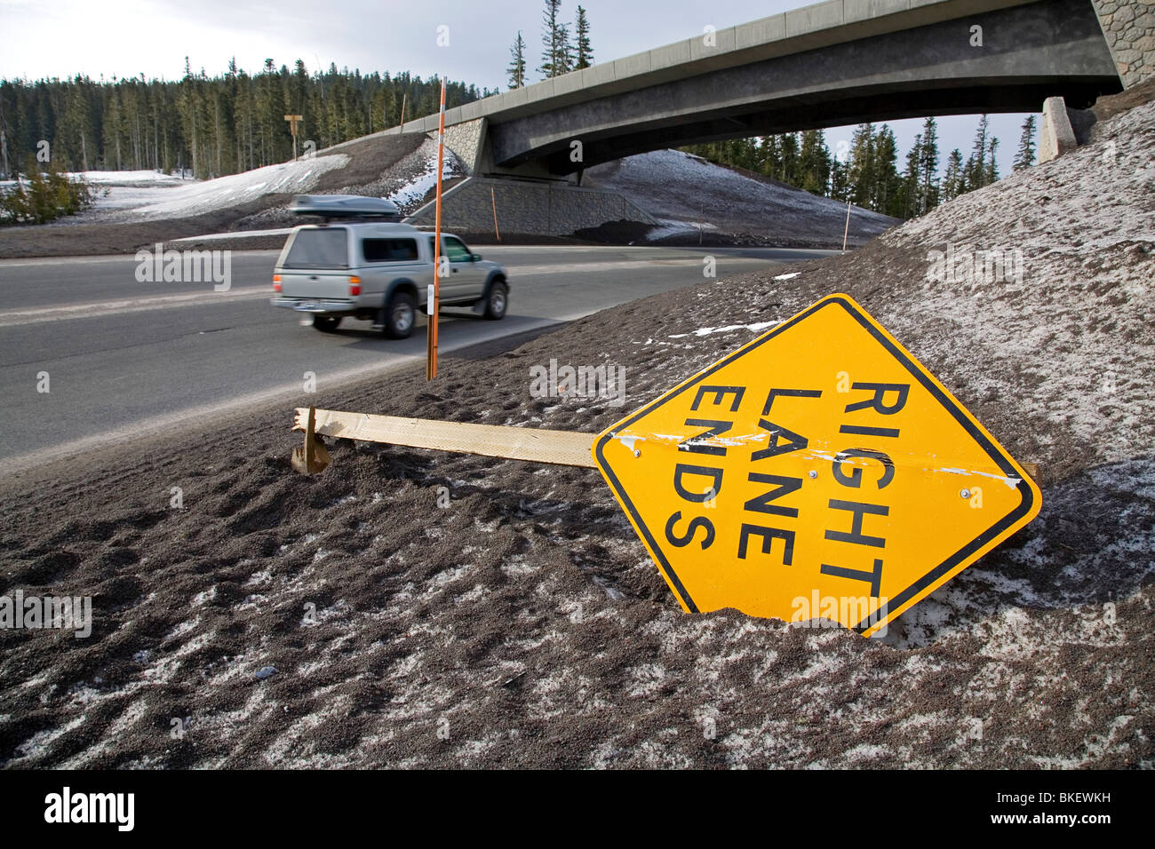 Un cartello stradale danneggiato da un aratro di neve nei pressi del monte Hood in Oregon Cascade Mountains Foto Stock