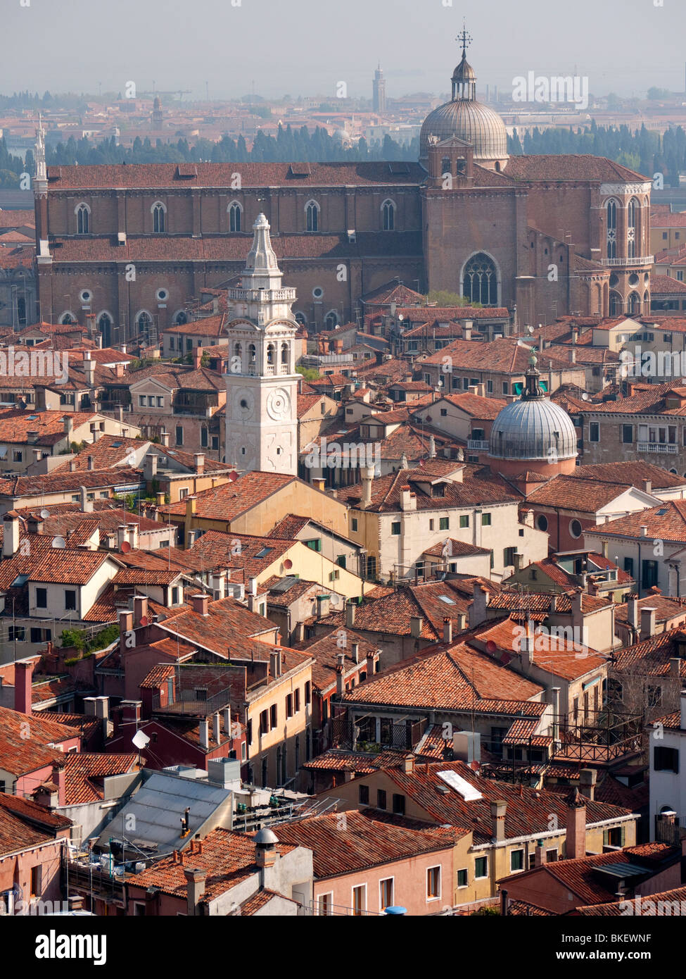 Vista sui tetti storici di Venezia in Italia Foto Stock