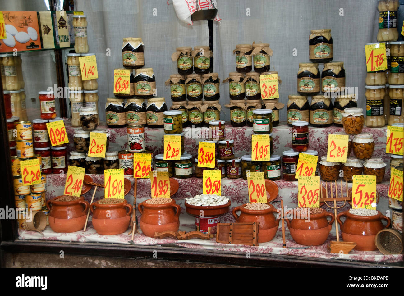 Madrid Spagna spagnolo droghiere supermercato fagioli Foto Stock