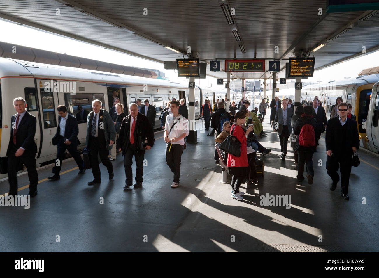 I passeggeri di scendere i treni a London Bridge rail station durante la mattinata Rush Hour, London, Regno Unito Foto Stock