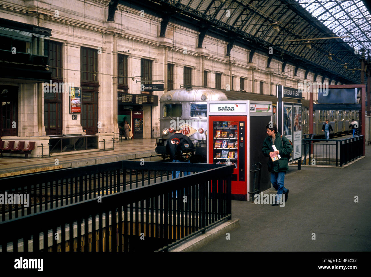 Persone, passeggeri, Bordeaux St Jean railway station, stazione ferroviaria, Gare St Jean, Bordeaux Aquitania, in Francia, in Europa Foto Stock