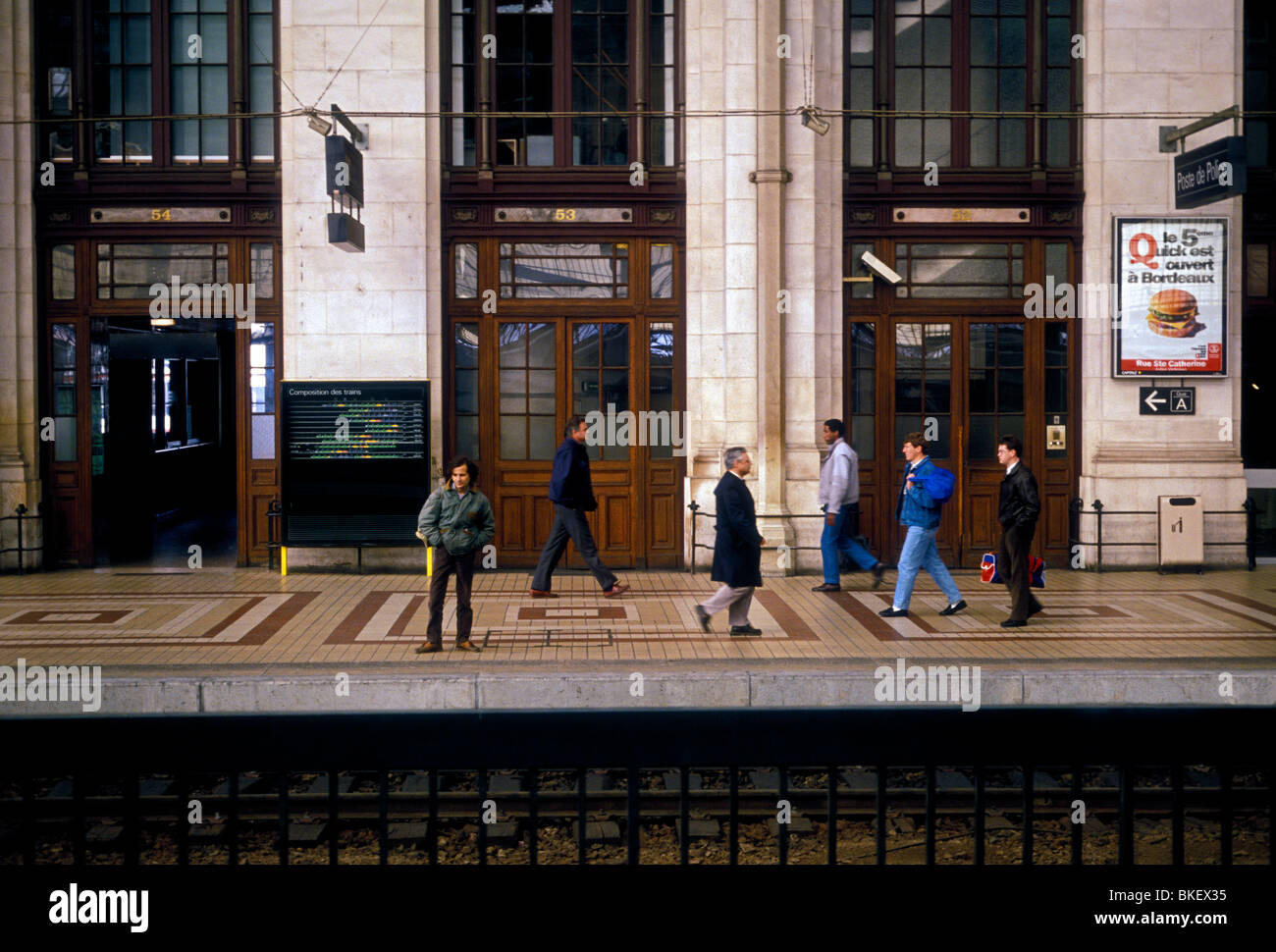 Il popolo francese, passeggeri, Bordeaux St Jean stazione ferroviaria, alla stazione dei treni Gare St jean, gare saint jean, gare, Bordeaux Aquitania, in Francia, in europa Foto Stock