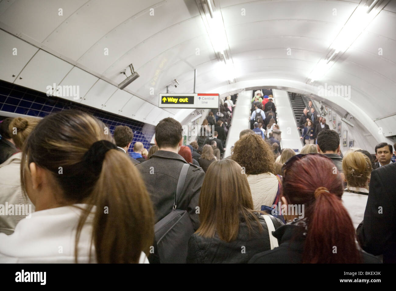La Folla di pendolari di mattina ora di punta, la metropolitana di Londra, London REGNO UNITO Foto Stock