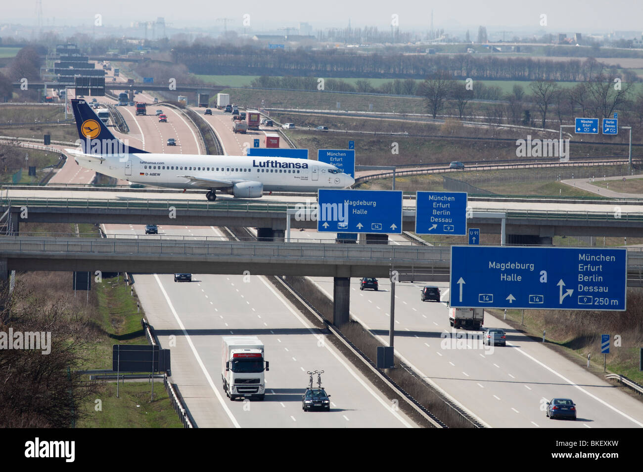 Aeroplano di Lufthansa sul ponte autostradale in aeroporto Leipzig-Halle in Germania Foto Stock