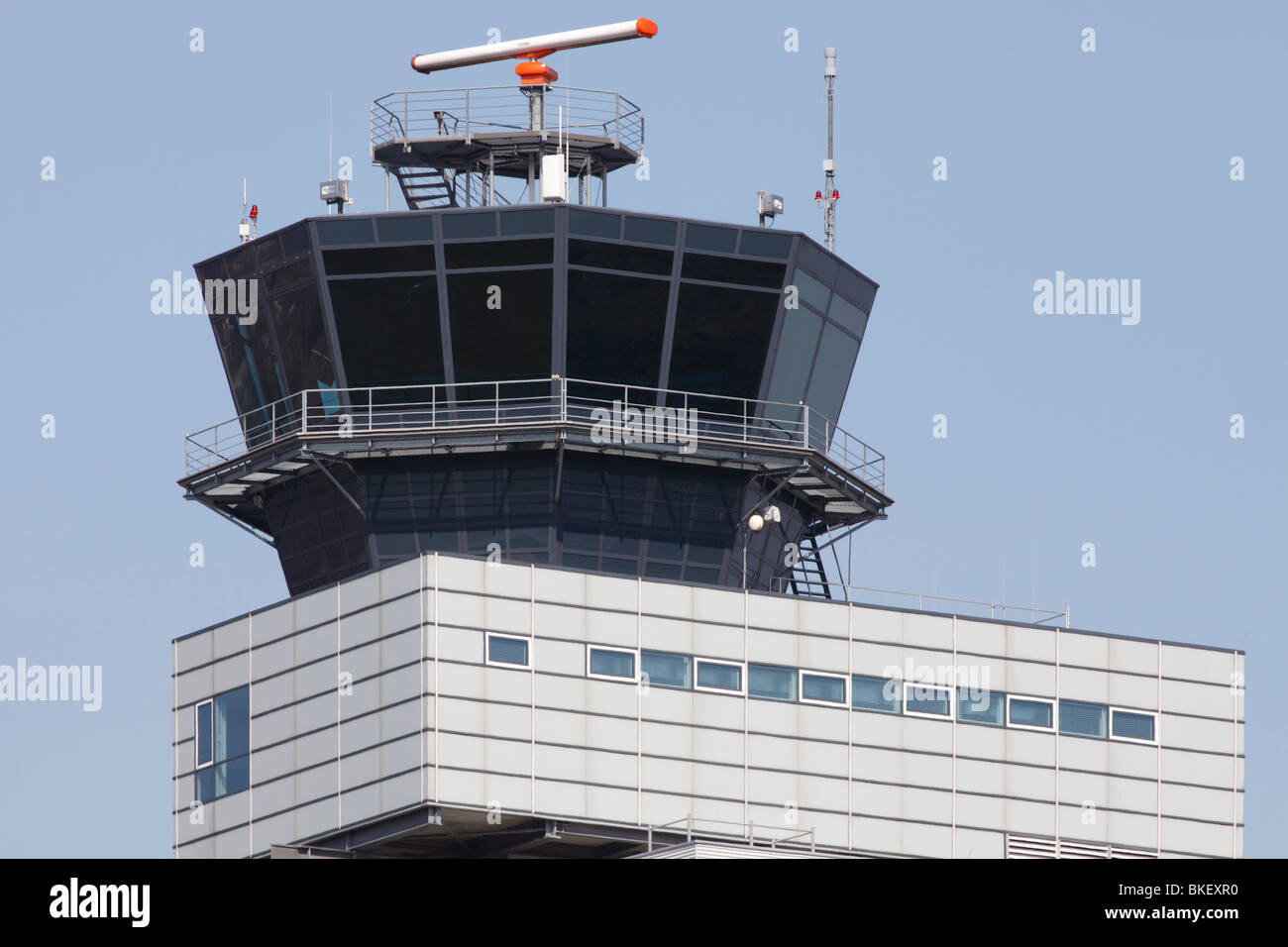 Il controllo del traffico aereo torre presso l'aeroporto Leipzig-Halle, Germania Foto Stock