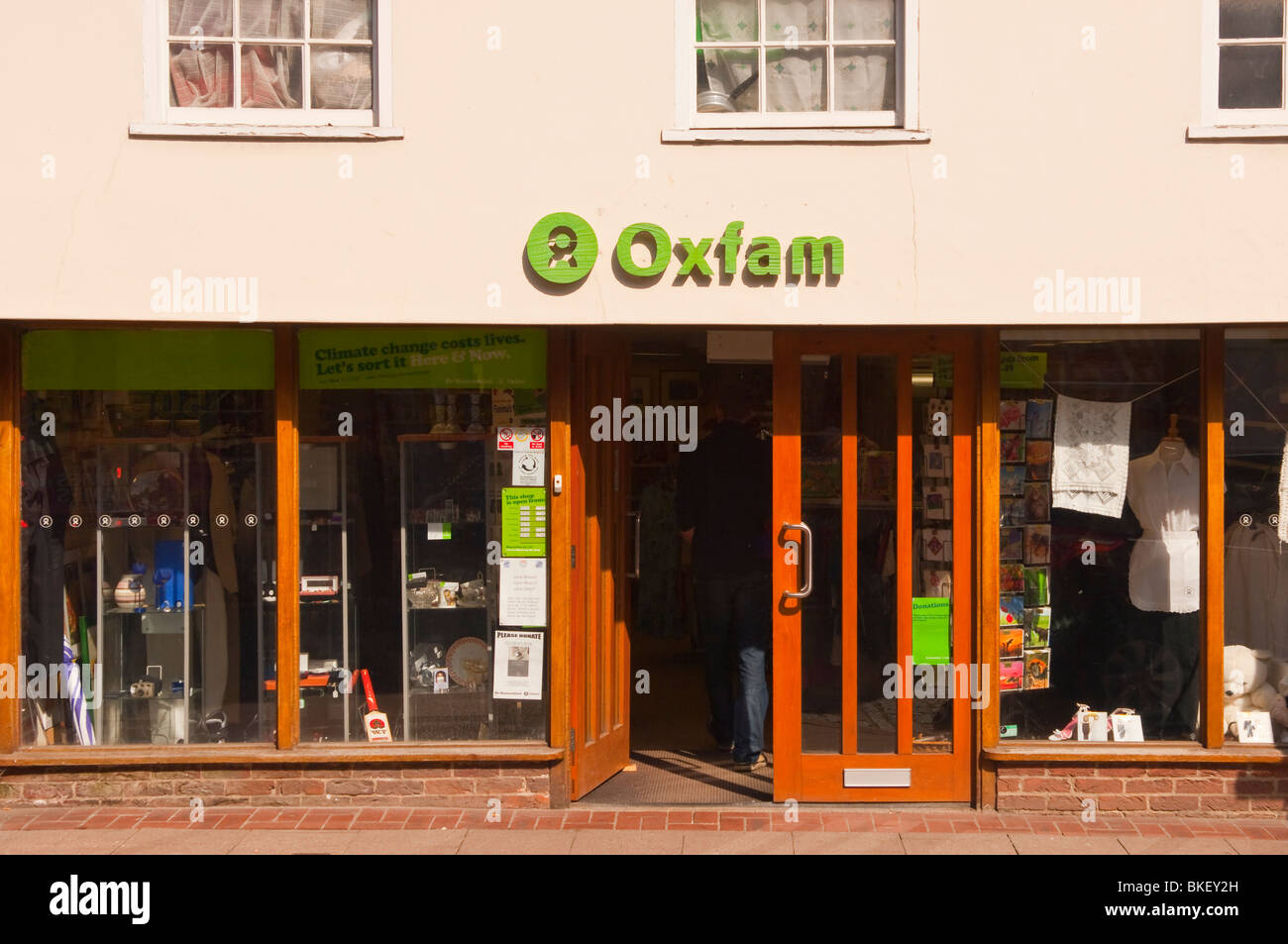 La carità di Oxfam shop store in Bury Saint Edmunds , Suffolk , Inghilterra , Gran Bretagna , REGNO UNITO Foto Stock