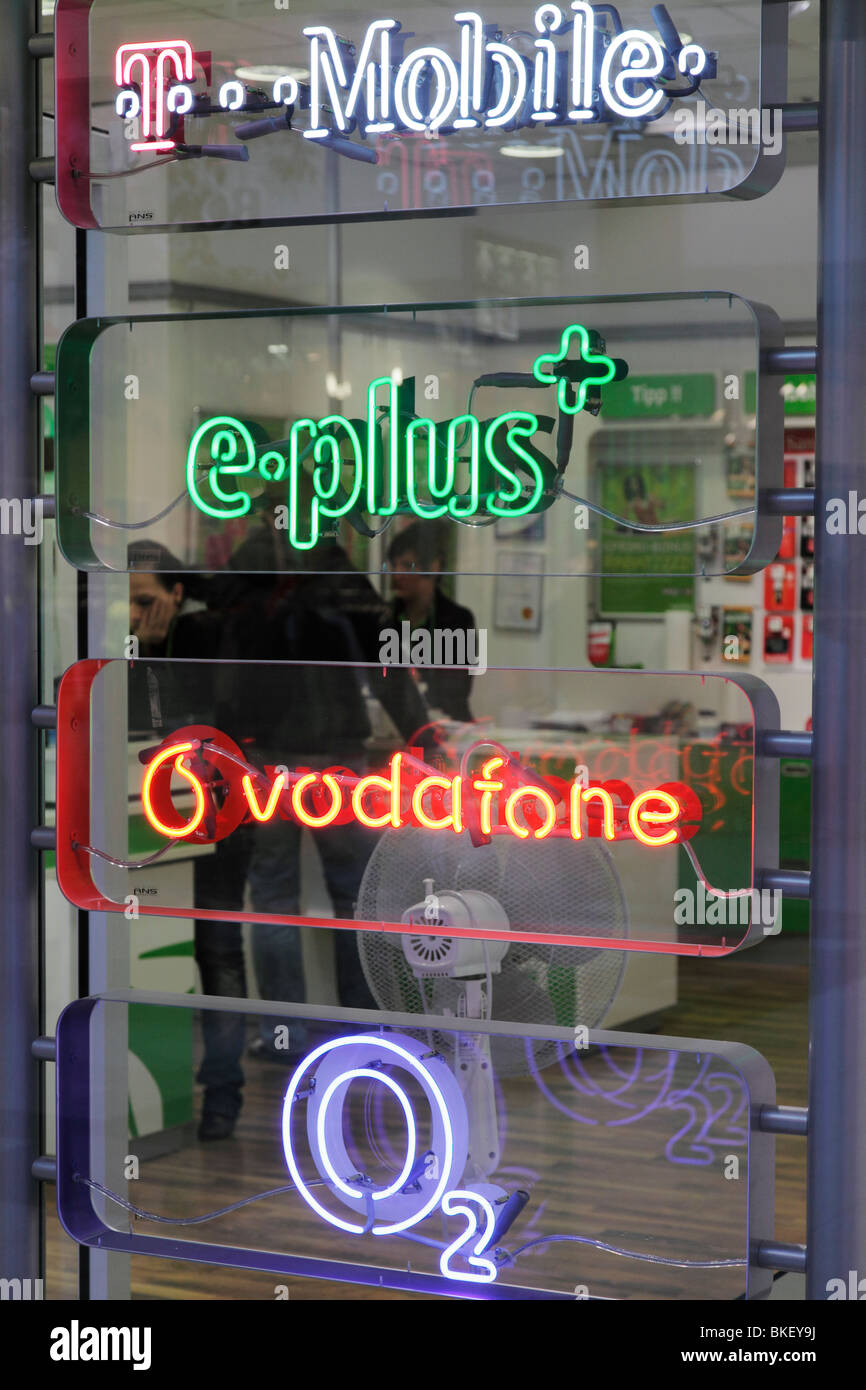 Mobile phone shop; rivenditore offrendo mobil telefoni e contratti con T-Mobile, e-plus, Vodafone, O2 Foto Stock