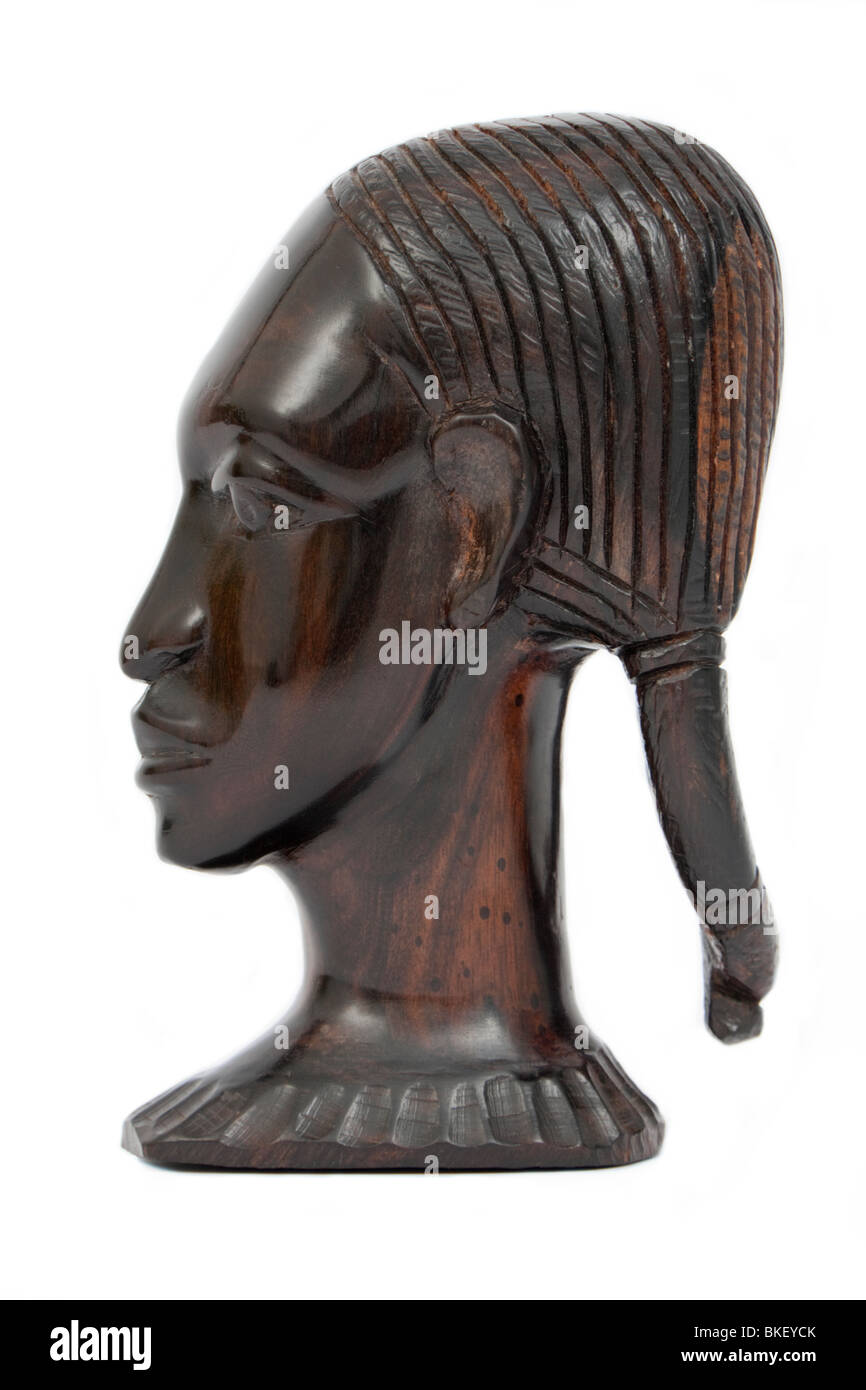 Lato in vista di un africano in legno di ebano carving di nativo di una donna africana, isolato su sfondo bianco Foto Stock