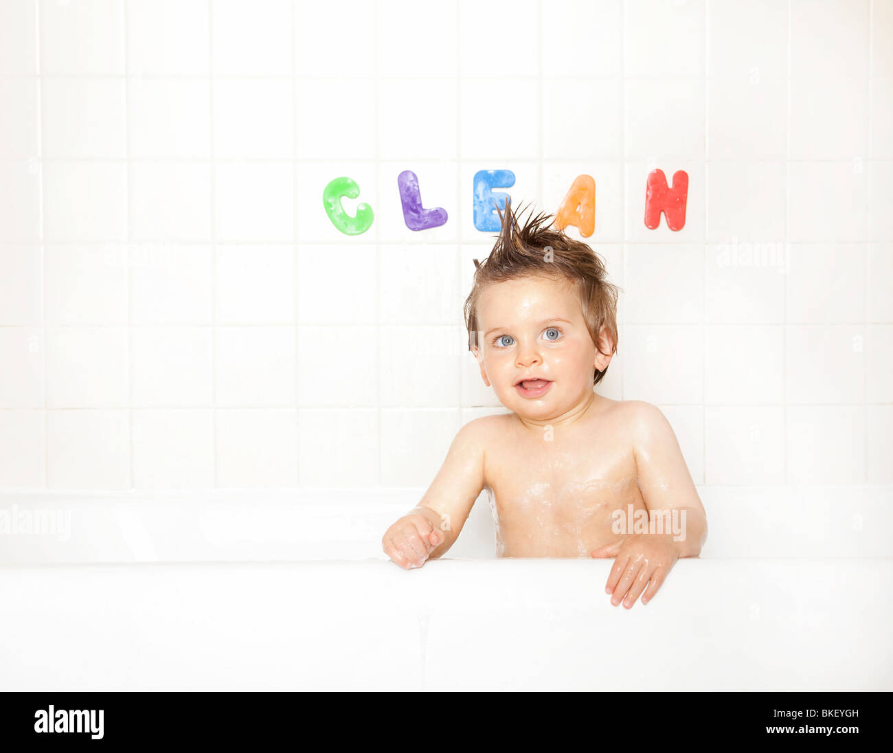 Baby boy in vasca da bagno Foto Stock