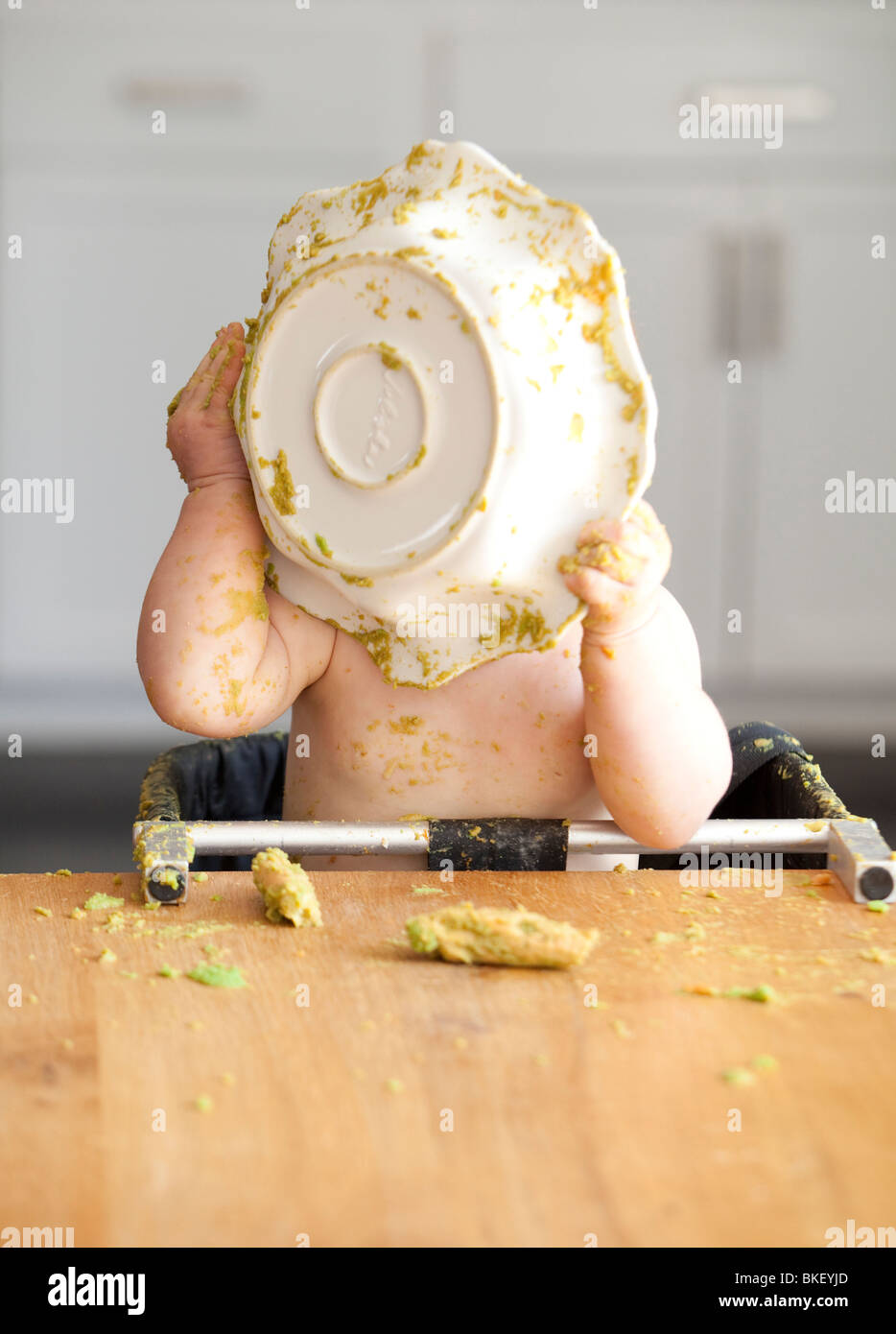 Baby mangiare una ciotola di piselli Foto Stock