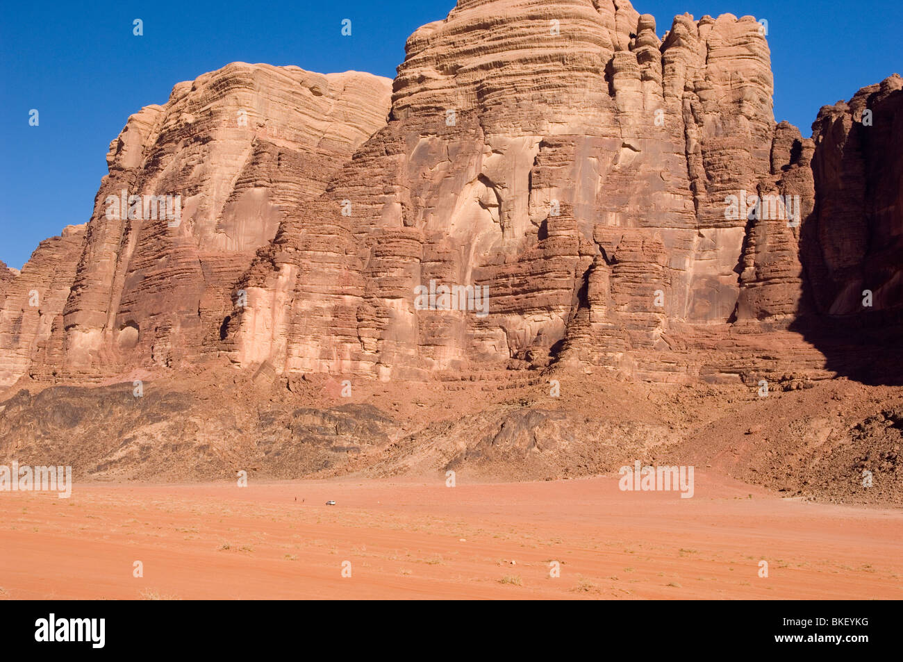 Ripide formazioni di roccia nei pressi del villaggio di rum nel deserto di Wadi Rum, Giordania Foto Stock
