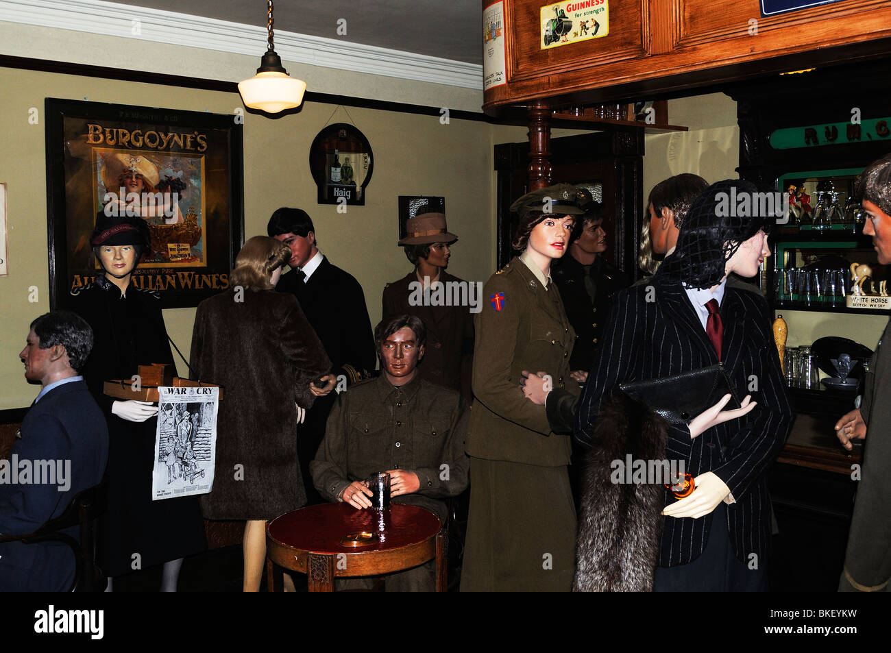 Una seconda guerra mondiale pub di scena a flambards theme park a Helston in cornwall, Regno Unito Foto Stock