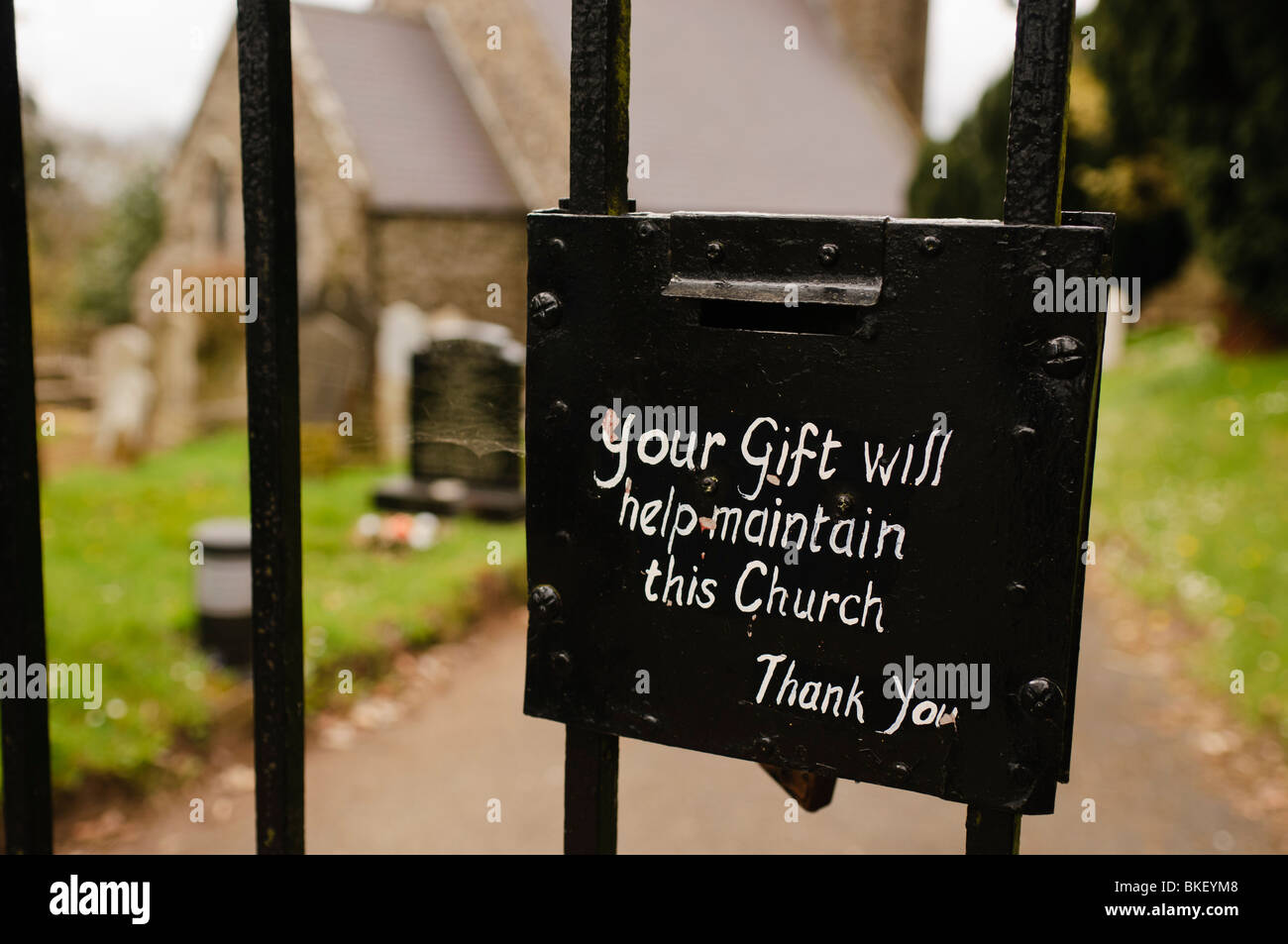 Donazione/charity box sul cancello di una chiesa Foto Stock