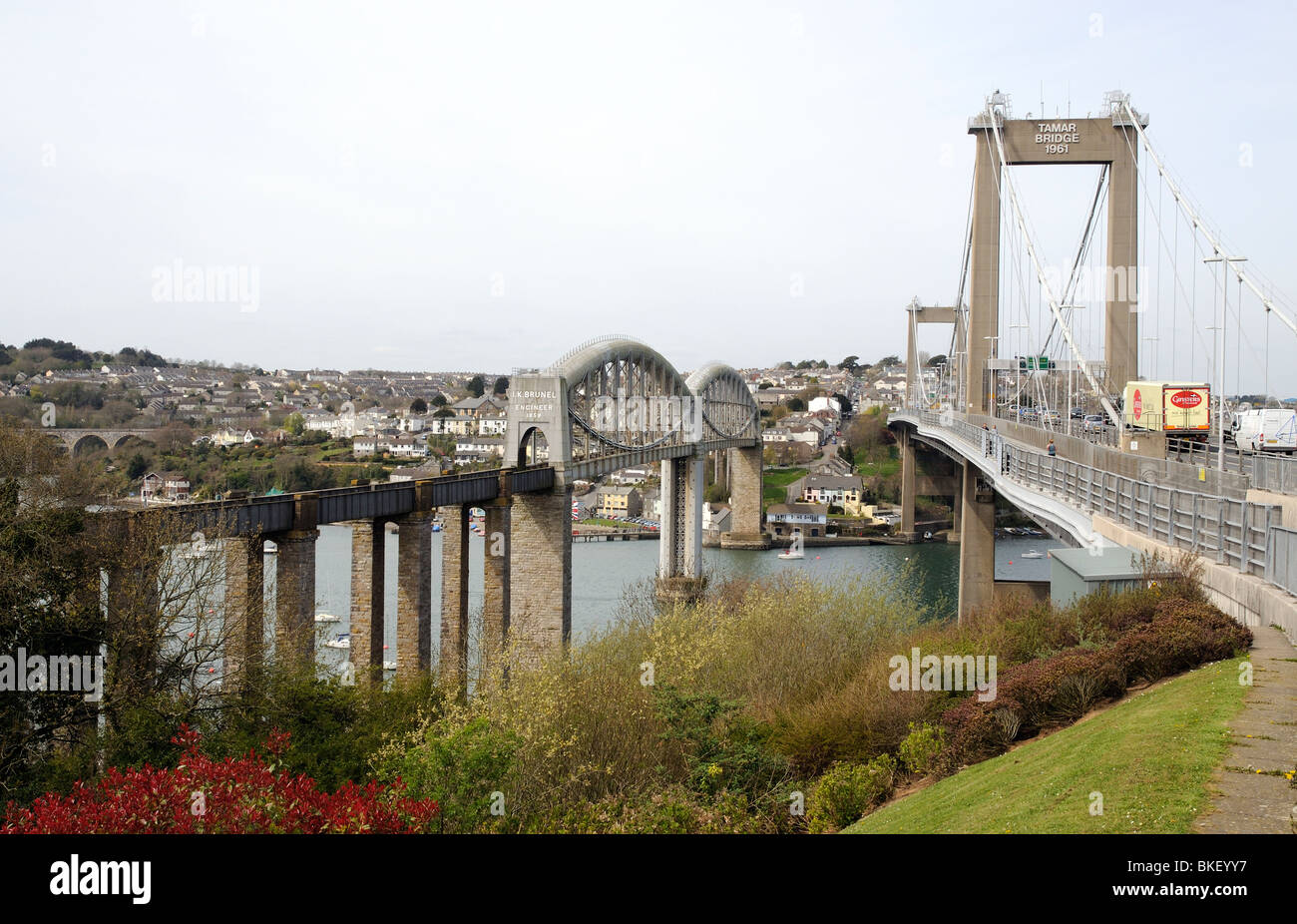 La Brunel ponte ferroviario & Tamar ponte stradale che corrono parallelamente lungo il fiume Tamar Devon e Cornwall Inghilterra sudoccidentale Foto Stock