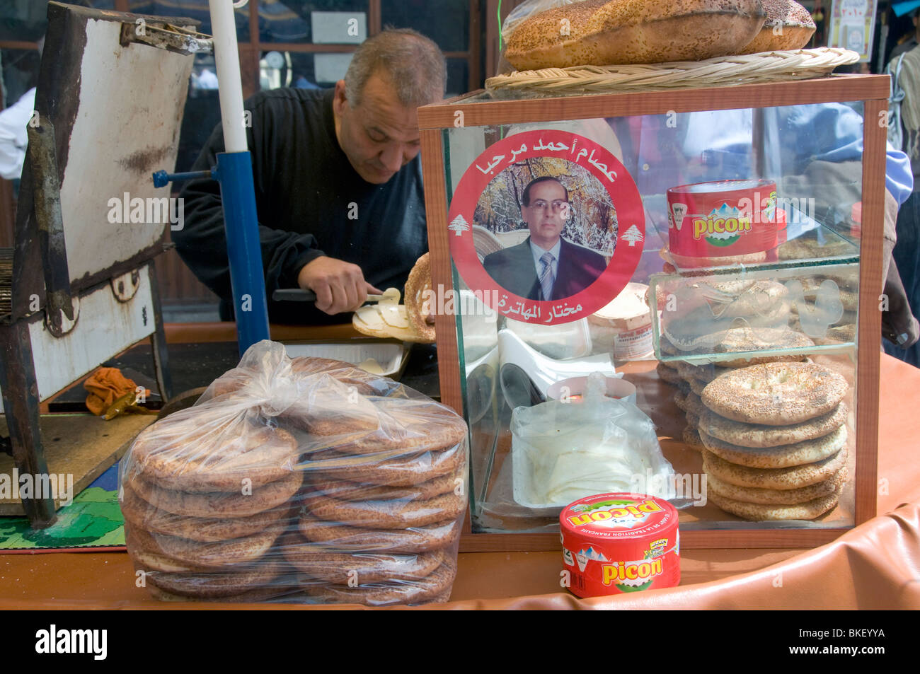 TRADERSELLING KAAK tradizionale pane con otturazioni nel Souk di Tripoli, Libano Foto Stock
