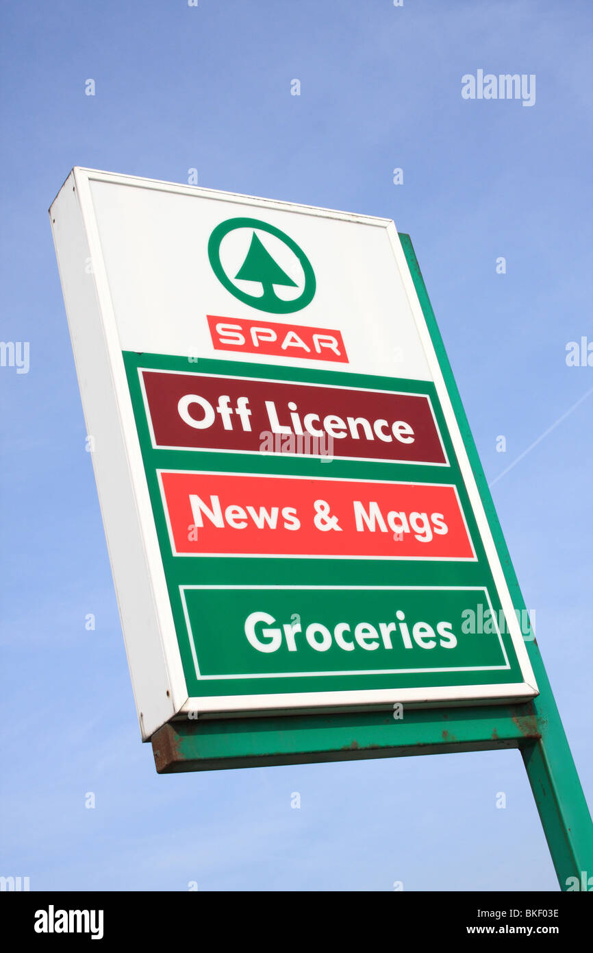 Un longherone convenience store in una città del Regno Unito. Foto Stock