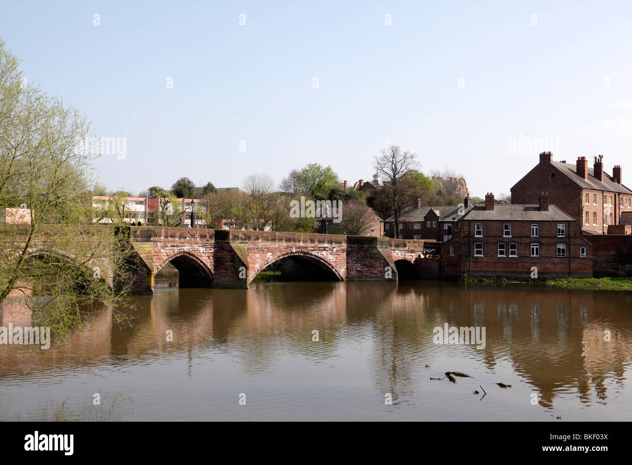 Vista del vecchio Dee Bridge crossing Chester a Handbridge da Castle Drive Chester Cheshire Regno Unito Foto Stock