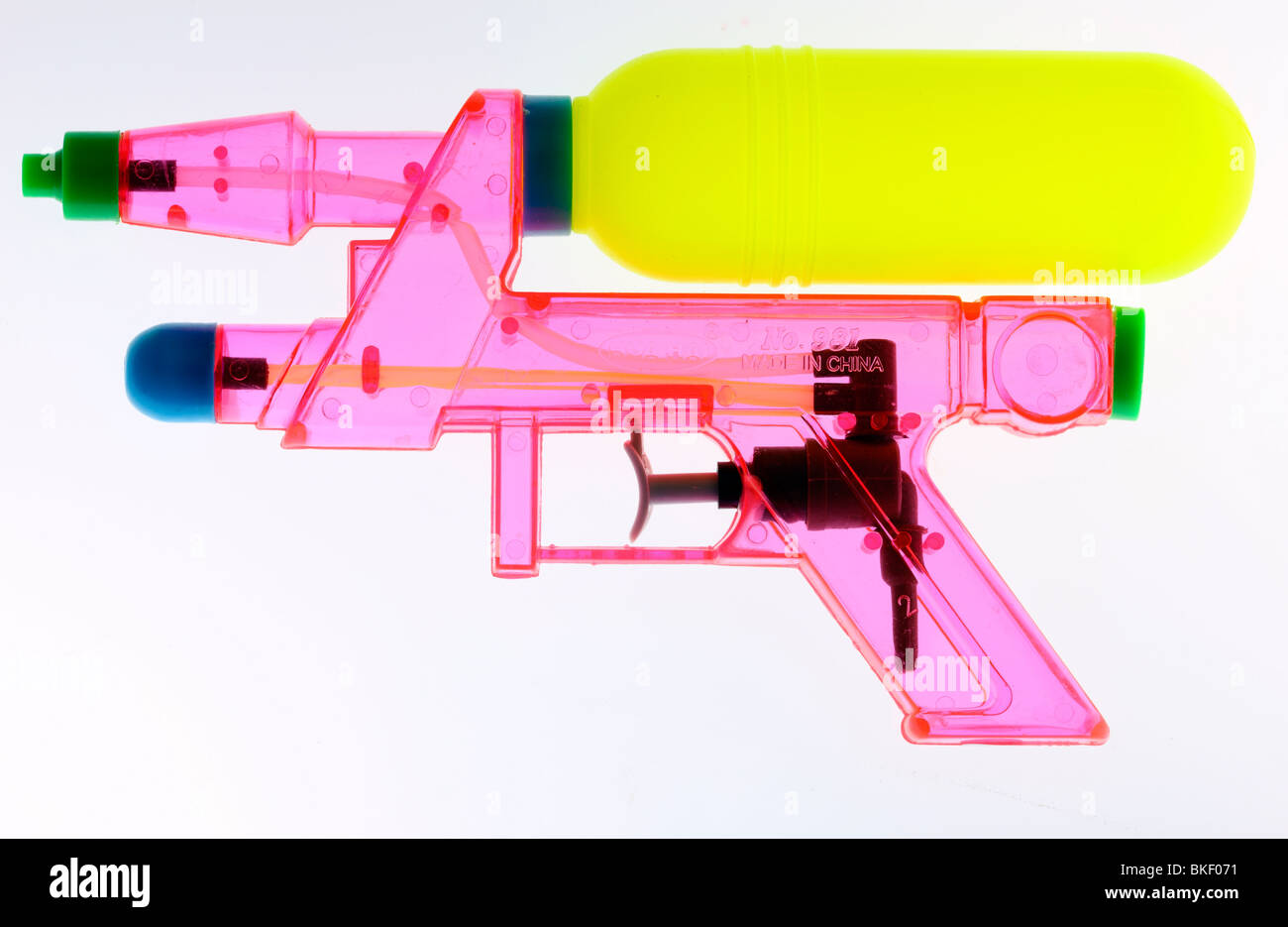 Pistola ad acqua, acqua la pistola giocattolo, trasparente. Foto Stock