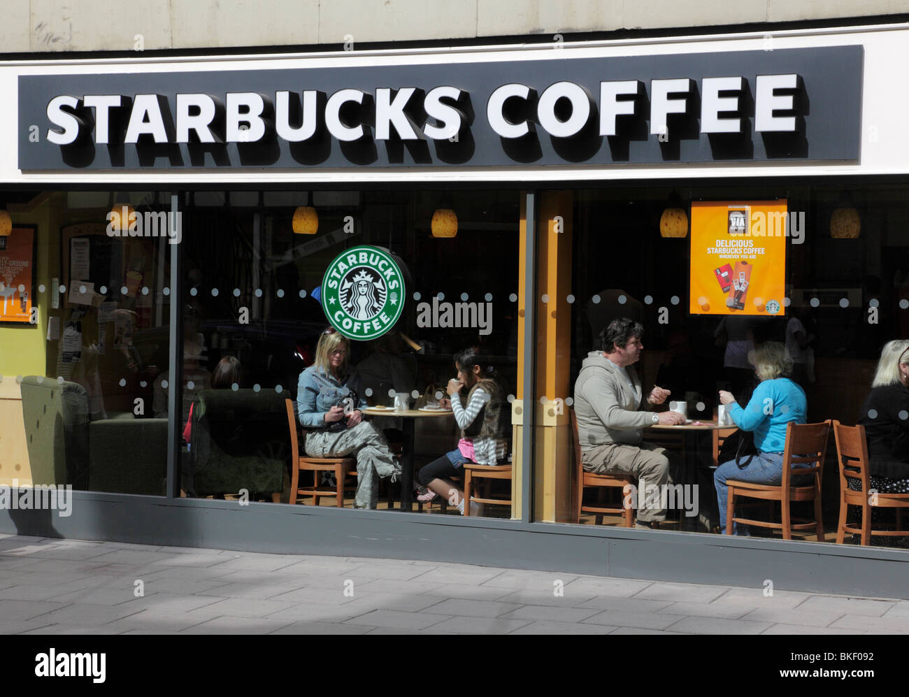 Facciata di Starbucks Coffee shop promenade CHELTENHAM REGNO UNITO Foto Stock