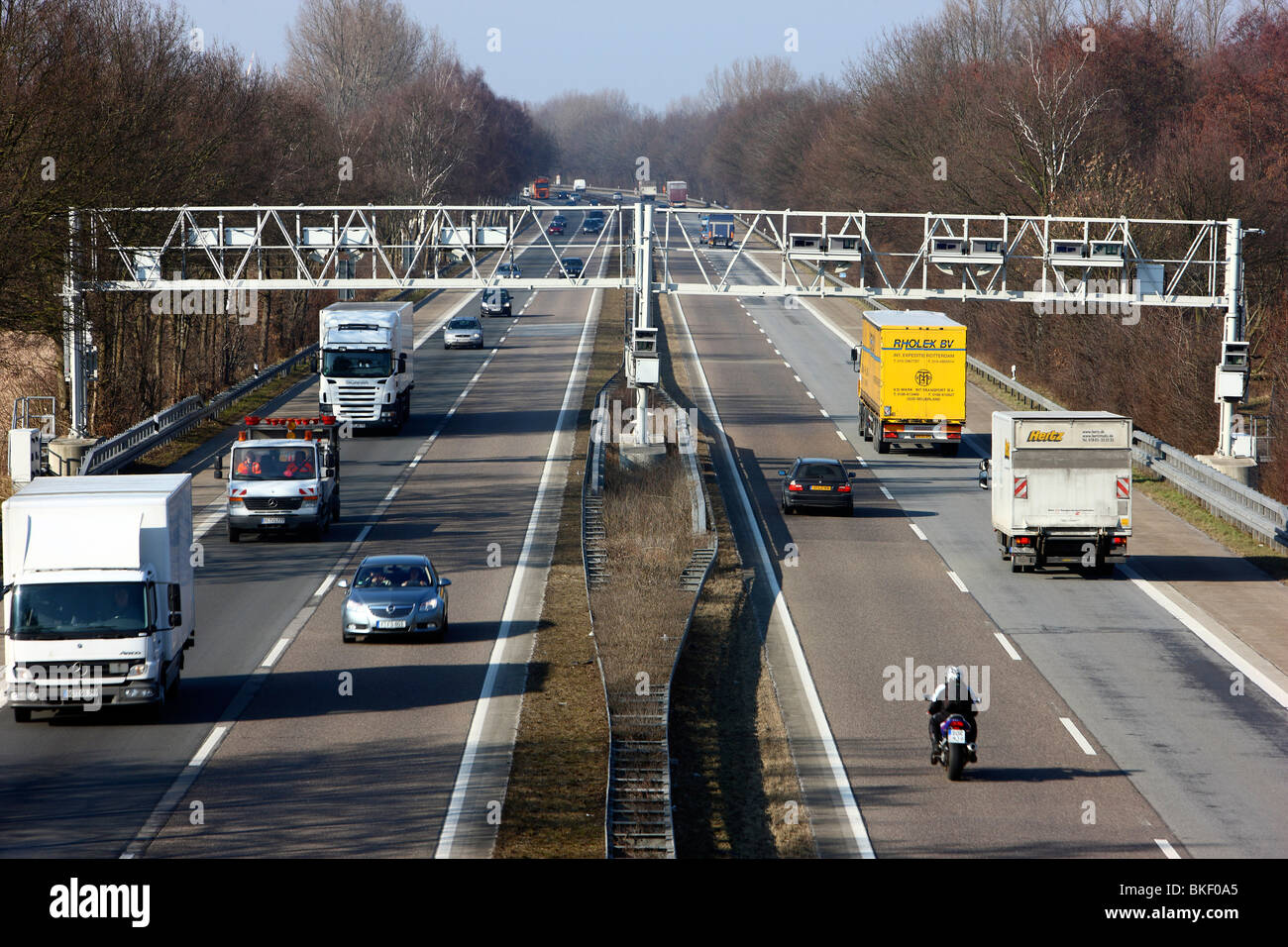 Ponte a pedaggio in autostrada in Germania. I rivelatori in Ponte a registrare tutti i camion che devono pagare pedaggio sulle autostrade tedesche. Foto Stock
